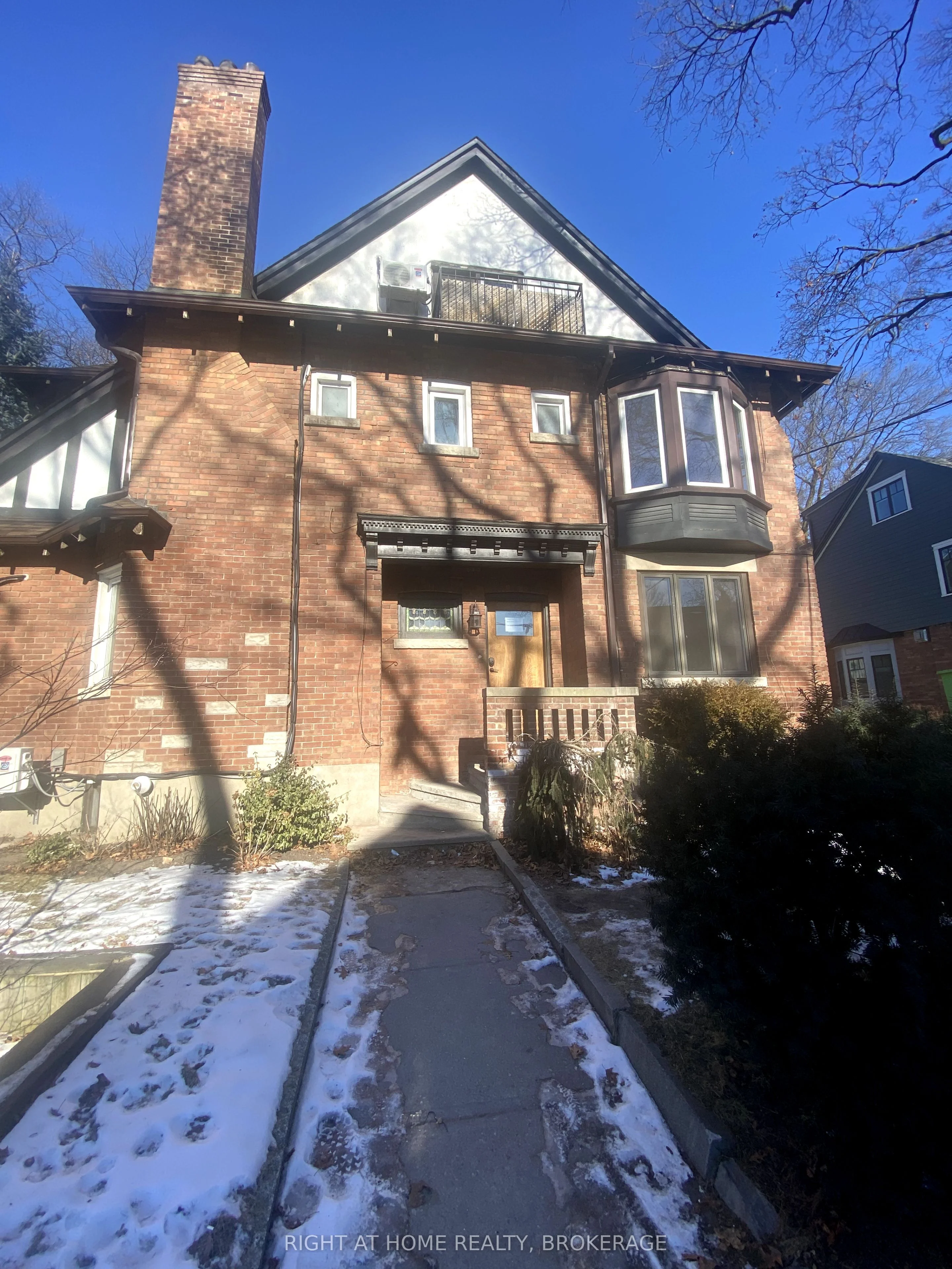 313 Indian Road 102, Toronto W01, On M6r 2x9