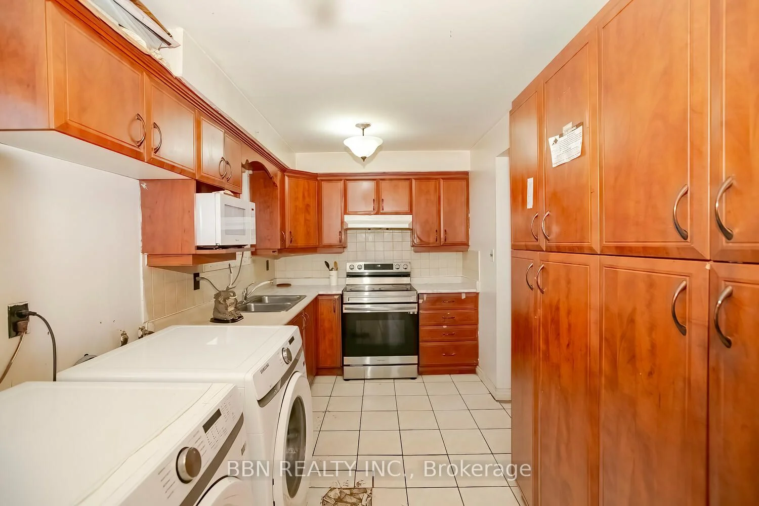 3436 Clara Drive Main, Mississauga, ON L4T 2C7
