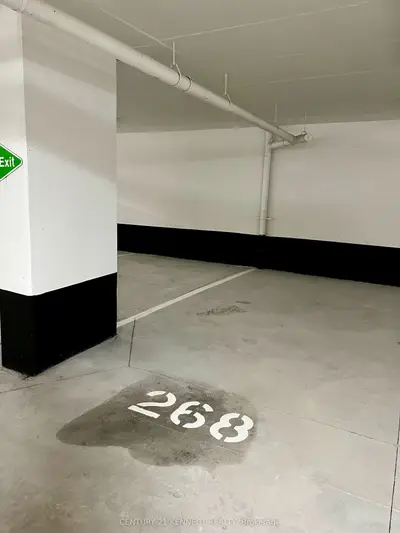 86 Dundas Street E Parking, Mississauga, On L5a 0b1