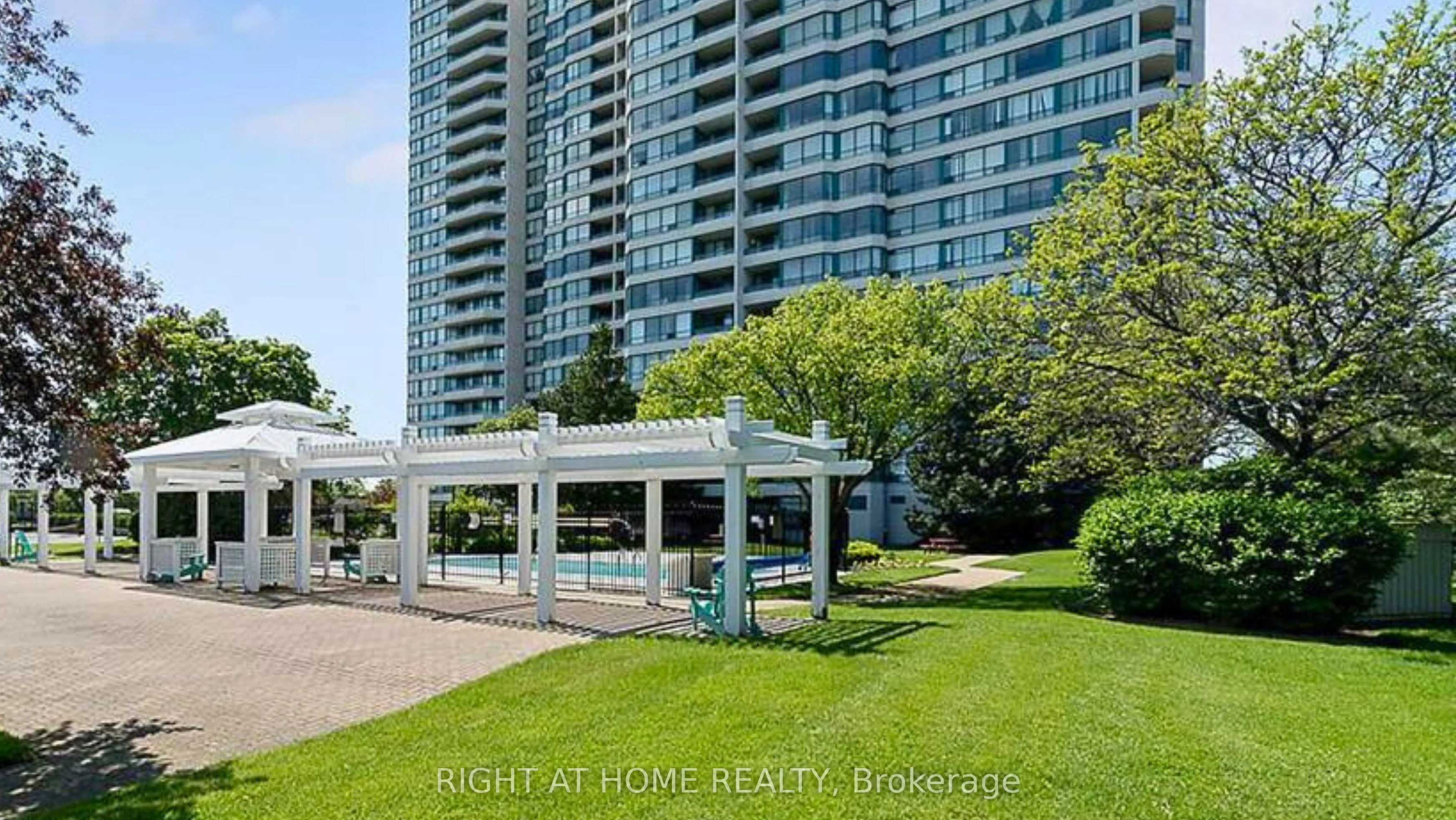 550 Webb Drive 914, Mississauga, On L5b 3y4