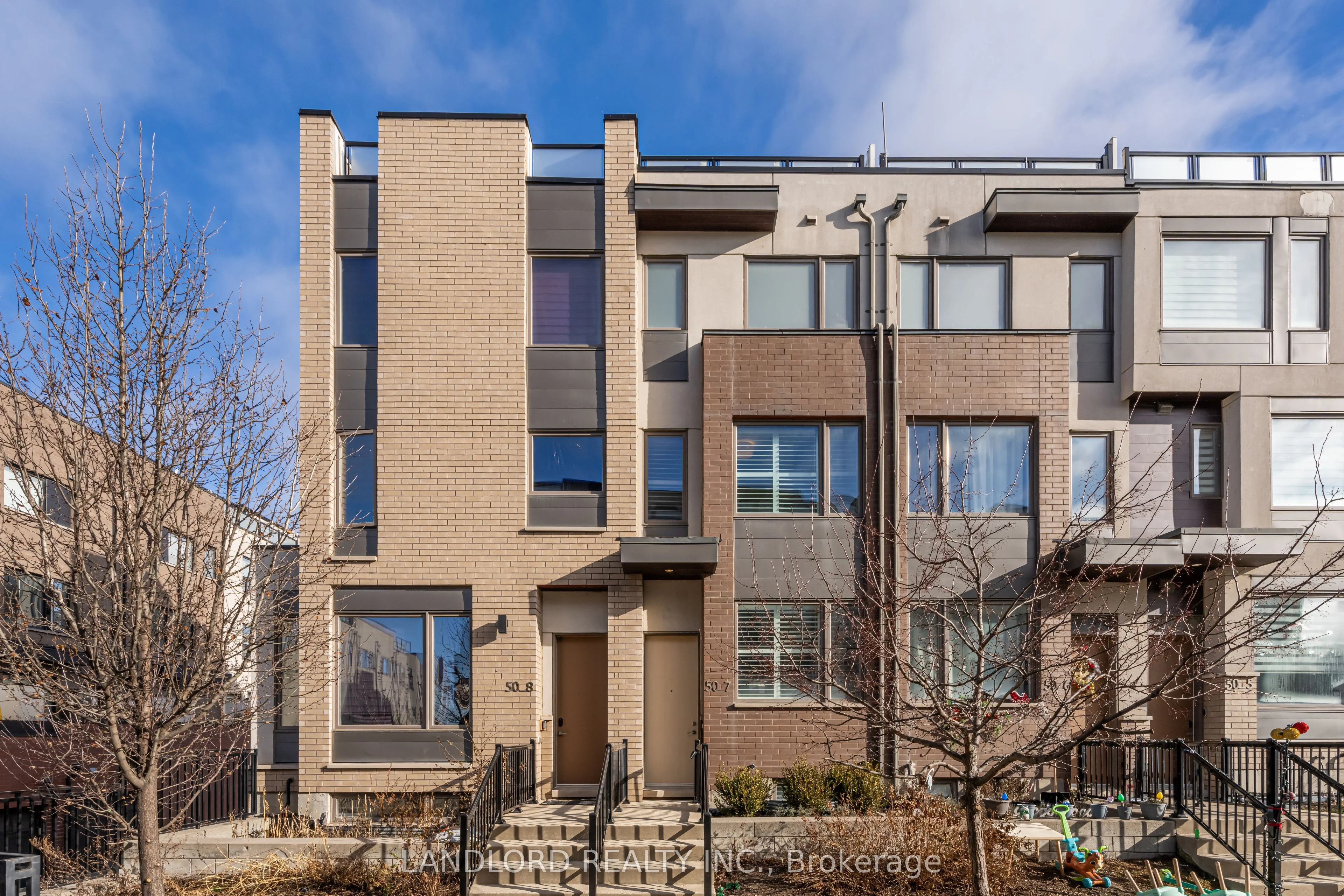 Att/Row/Townhouse in Toronto