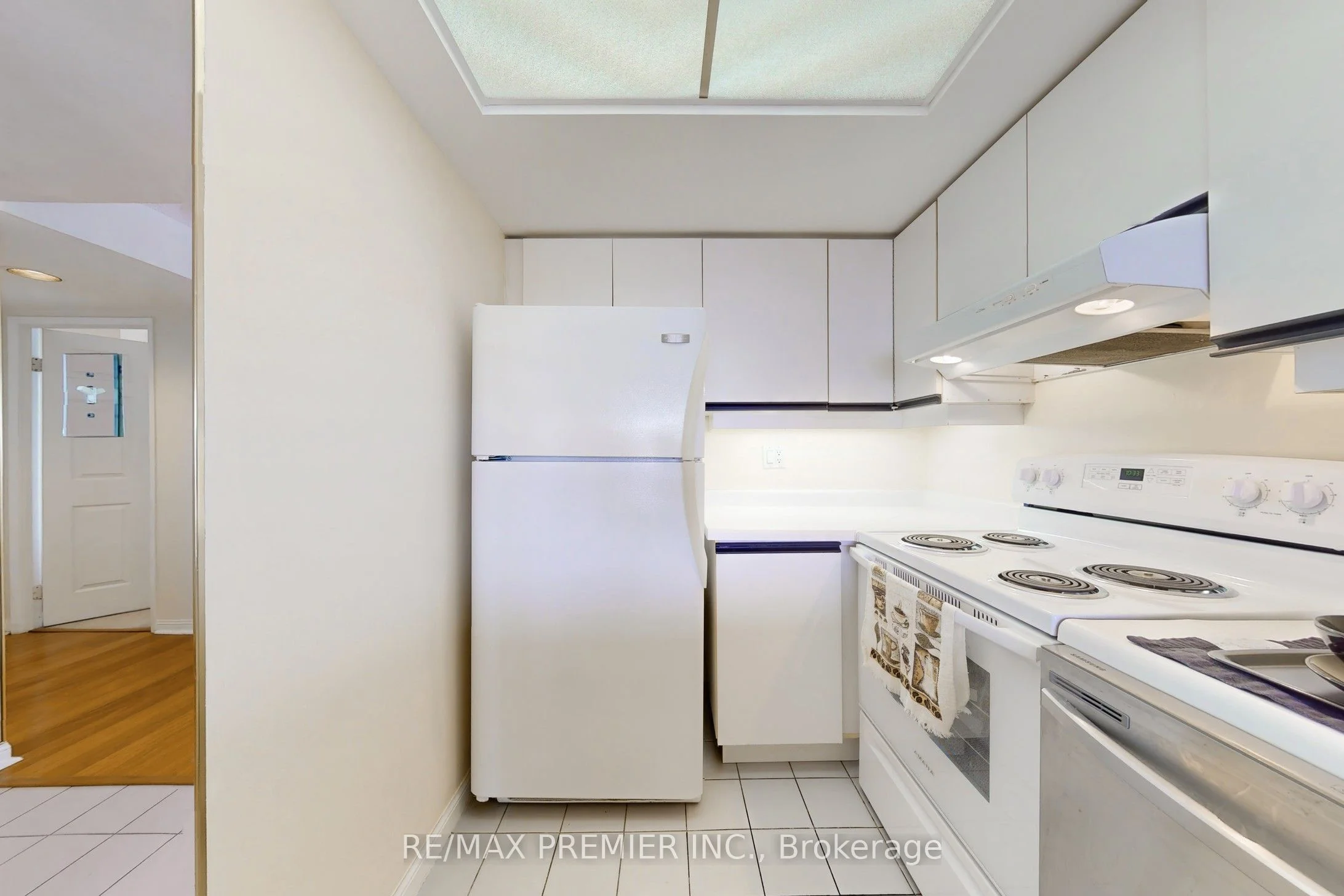 45 Kingsbridge Garden Circle 2101, Mississauga, ON L5R 3K4