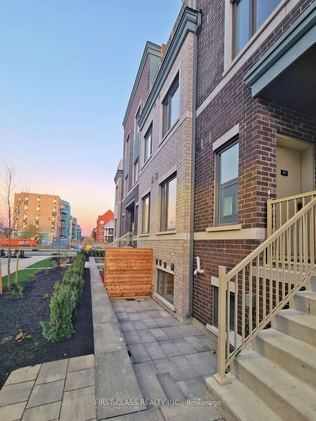 10 Lloyd Janes Lane 197, Toronto W06, On M8v 0j7