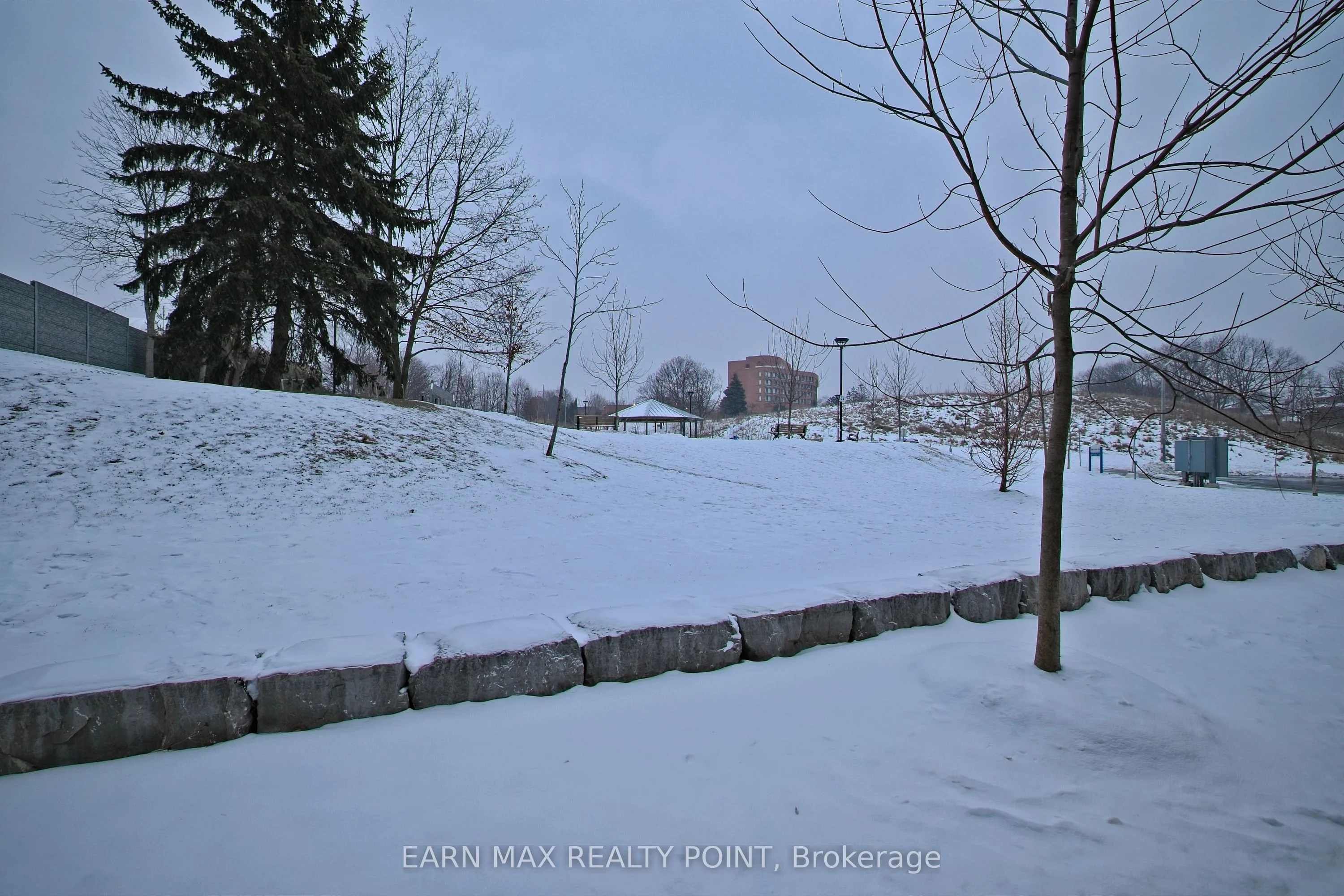 90 Canon Jackson Drive TH102, Toronto W04, ON M6M 0C1