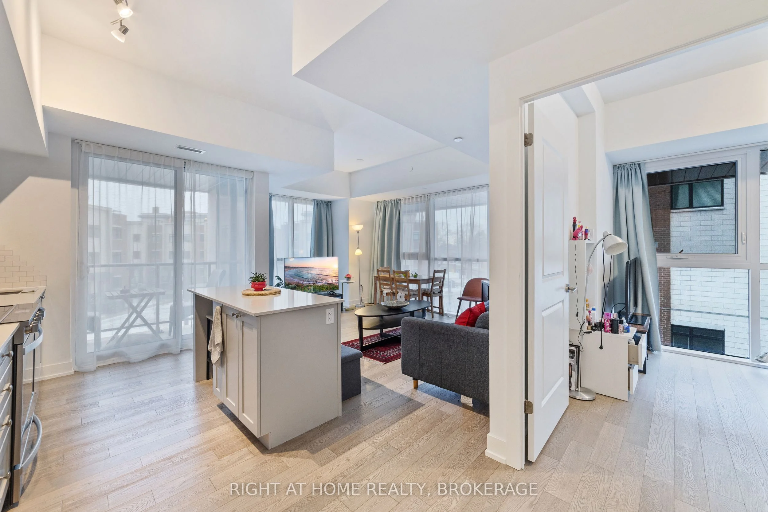 1063 Douglas Mccurdy Comm 211, Mississauga, ON L5G 0C5