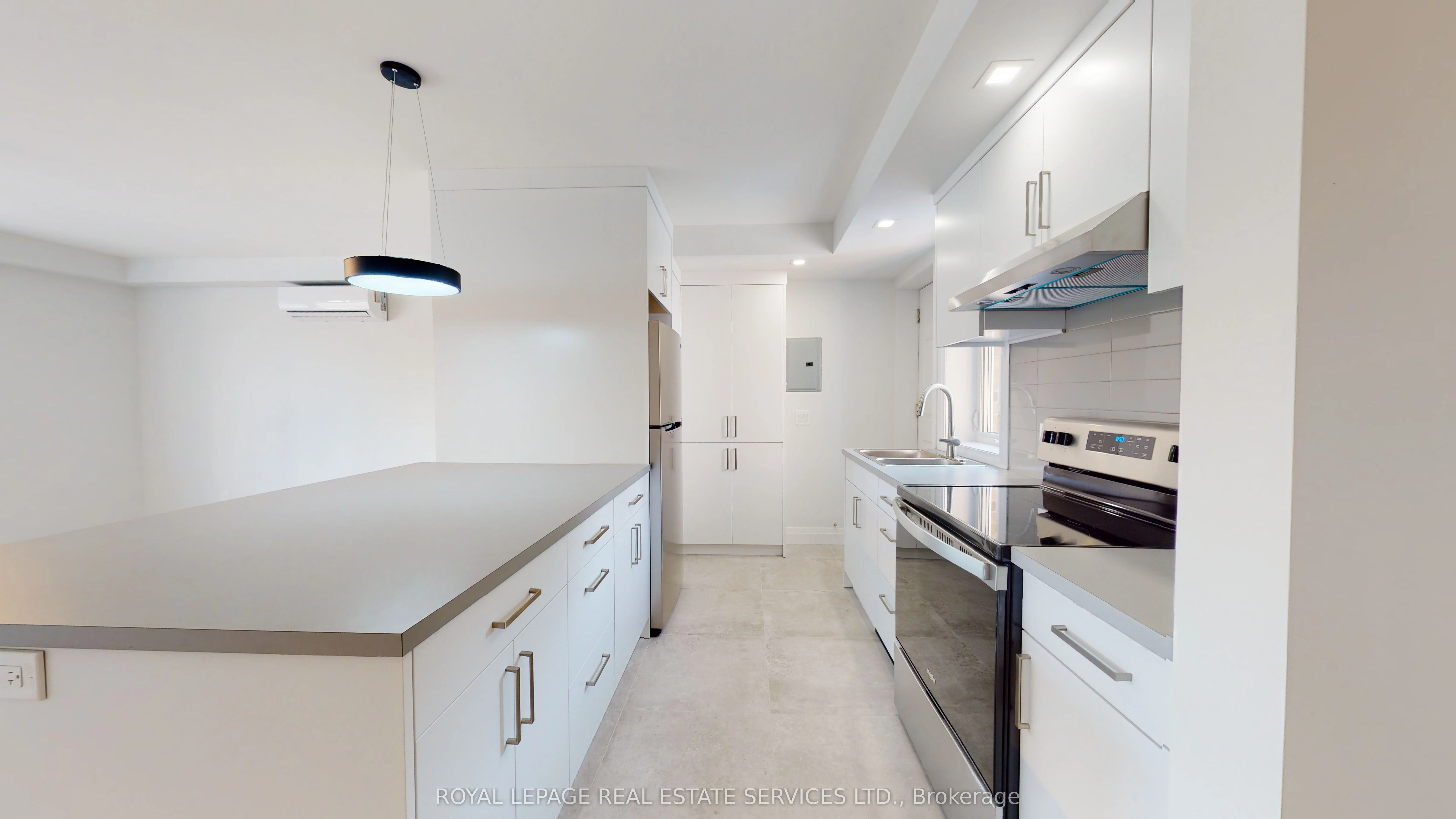 Att/Row/Townhouse in Toronto