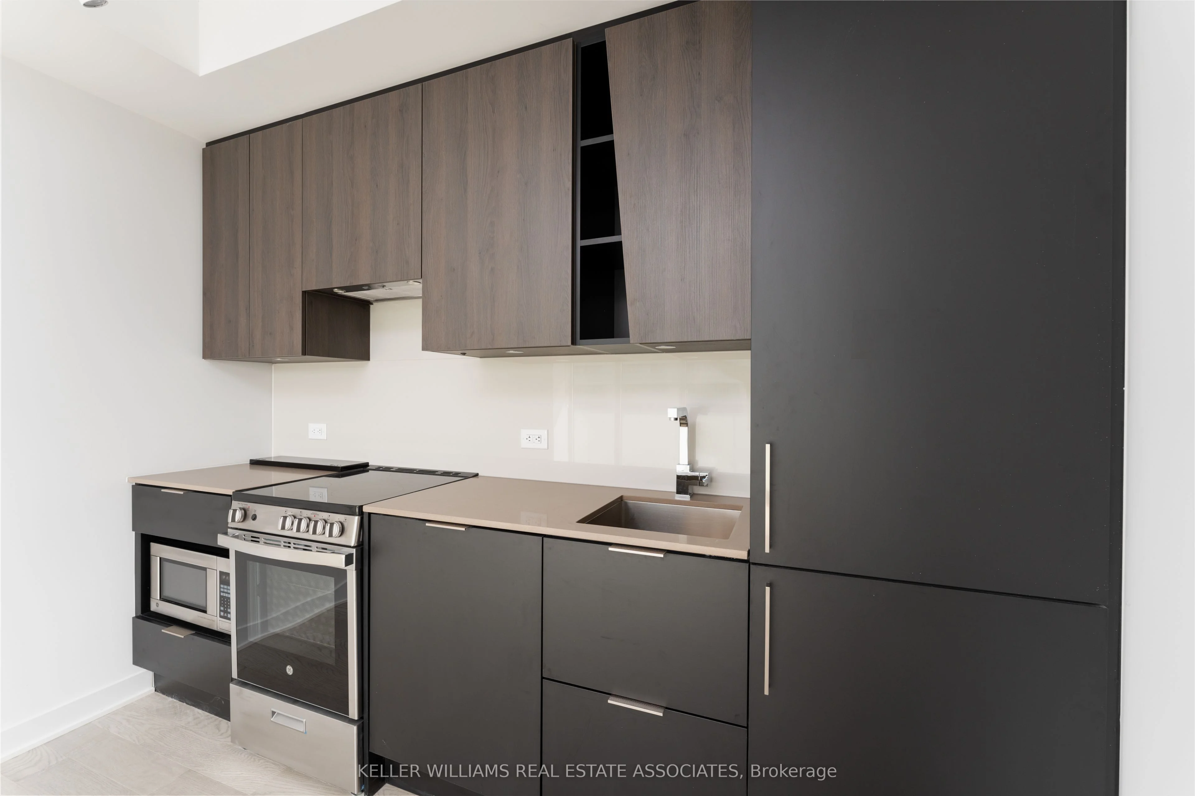 3900 confederation Parkway 1504, Mississauga, ON L5B 0M3
