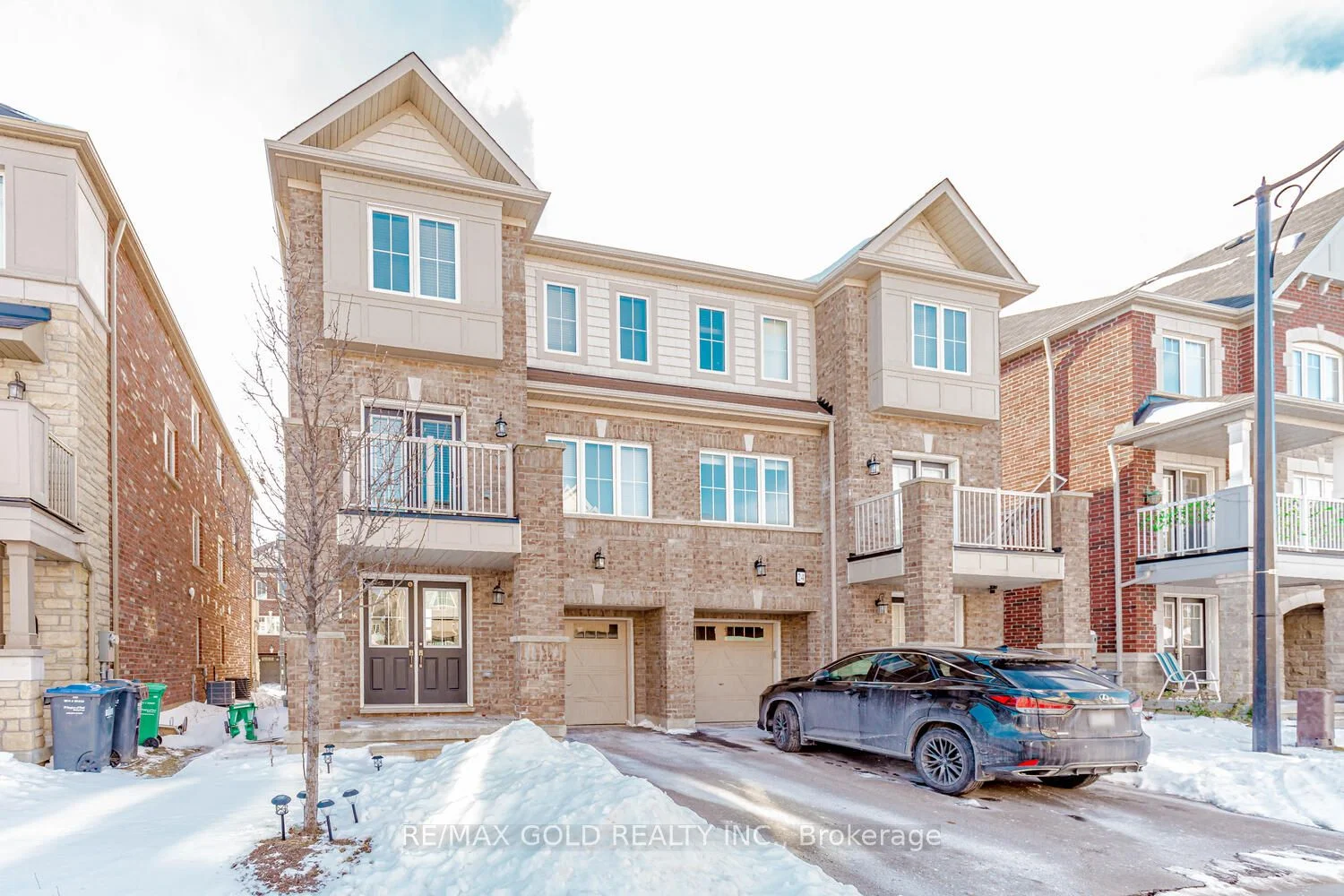 Att/Row/Townhouse in Brampton