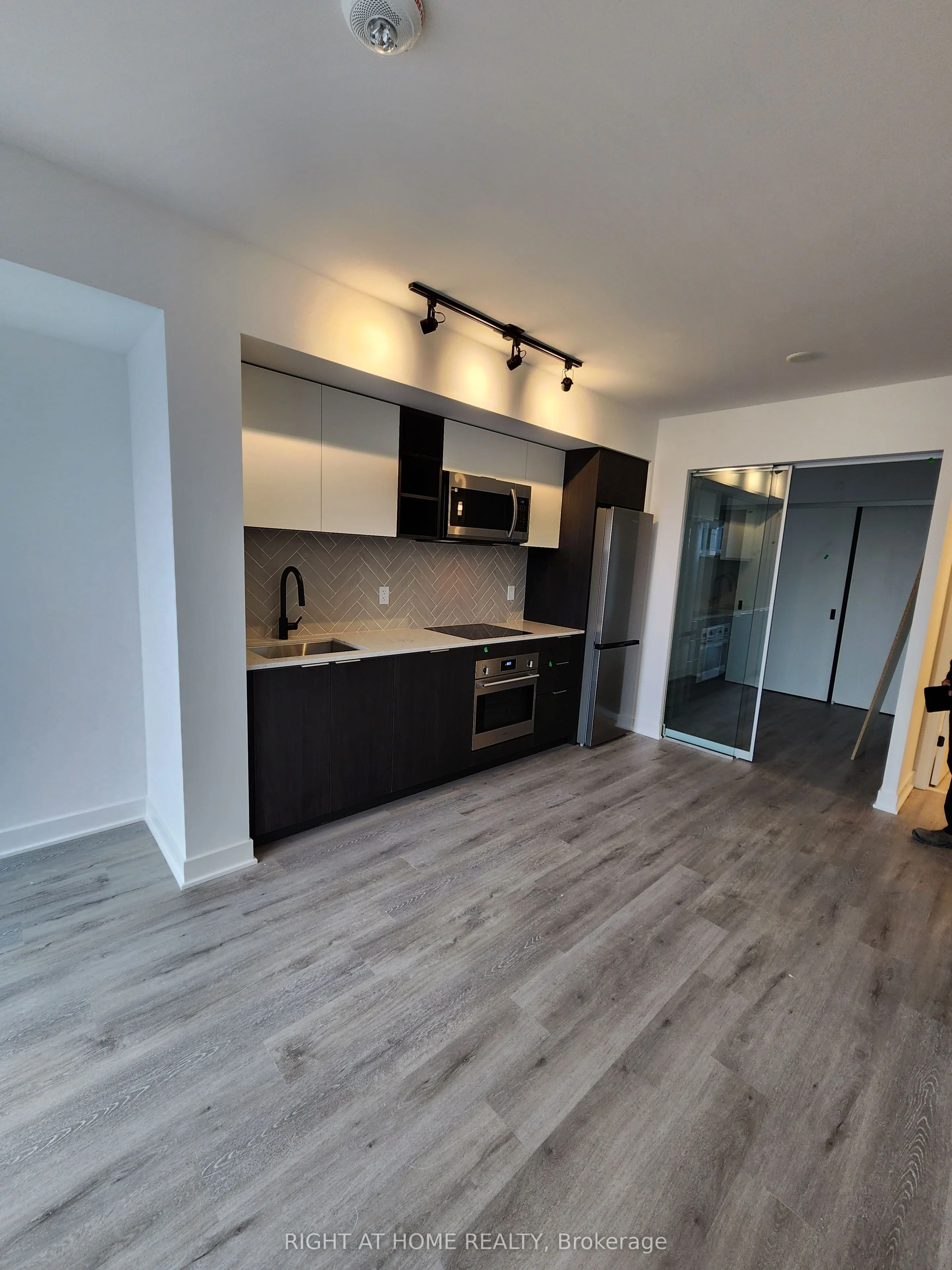 36 Zorra Street 421, Toronto W08, On M8z 0g5