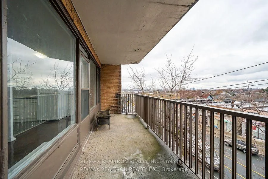 2515 Eglinton Avenue W 304, Toronto W03, ON M1K 2R1