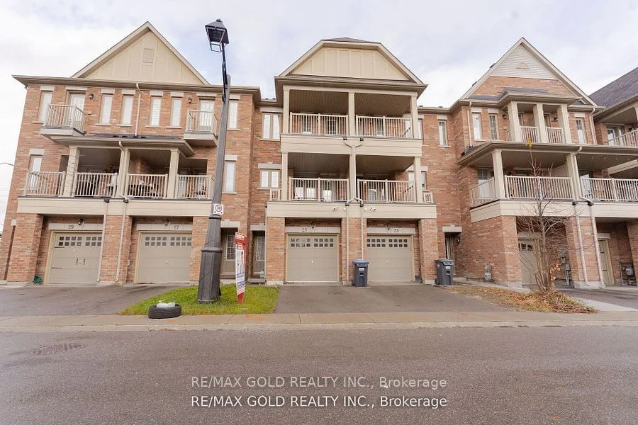 Att/Row/Townhouse in Brampton