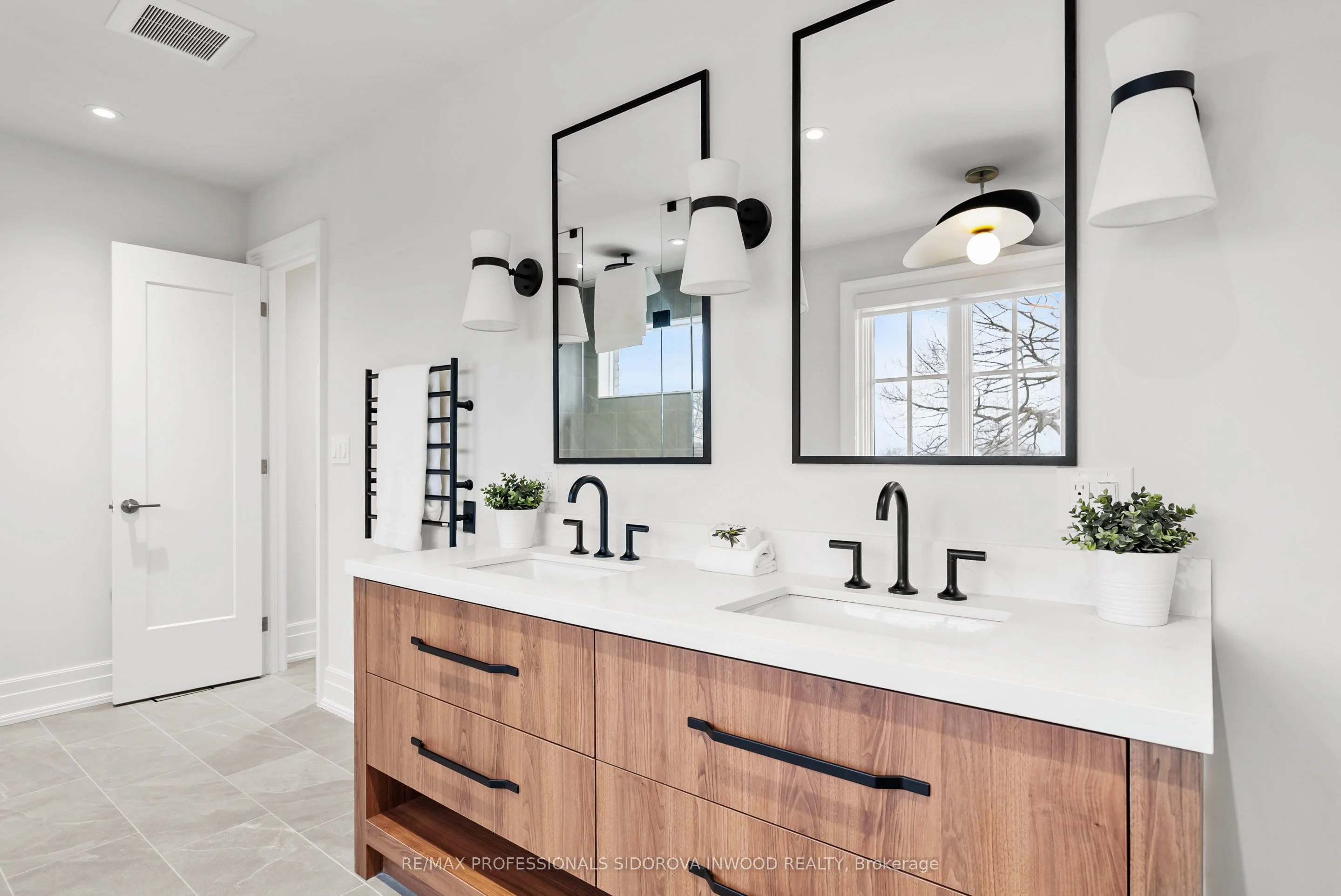 19 The Palisades , Toronto W01, ON M6S 2W9