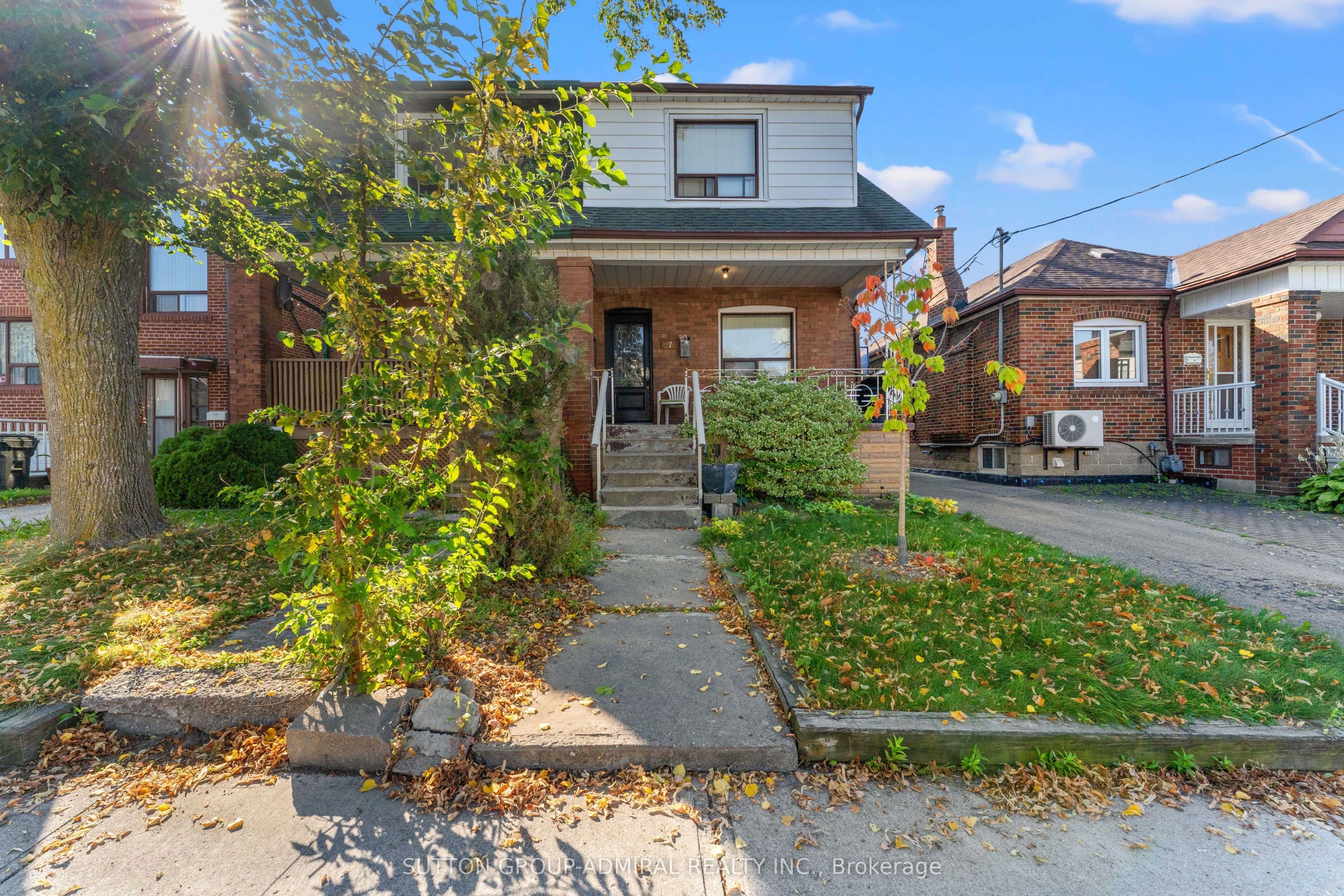 17 Belgravia Avenue, Toronto W04, On M6e 2m4