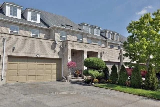 Att/Row/Townhouse in Oakville