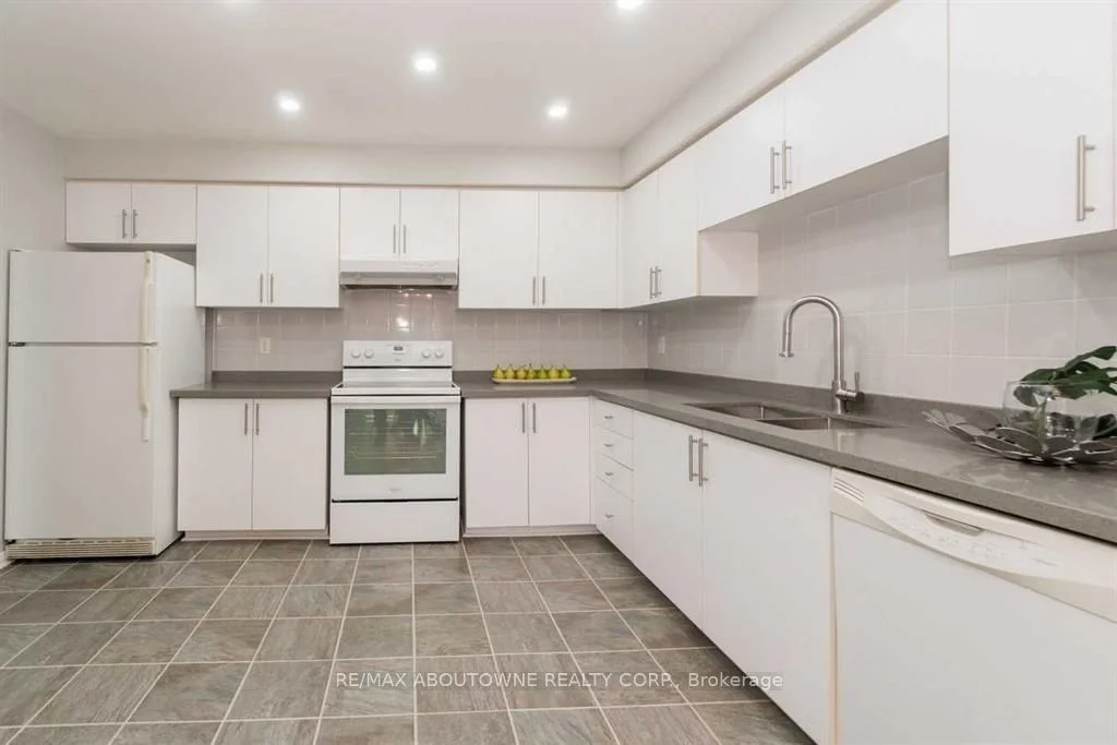 2076 WHITE DOVE Circle, Oakville, ON L6M 3R7