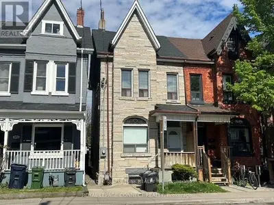 Att/Row/Townhouse in Toronto