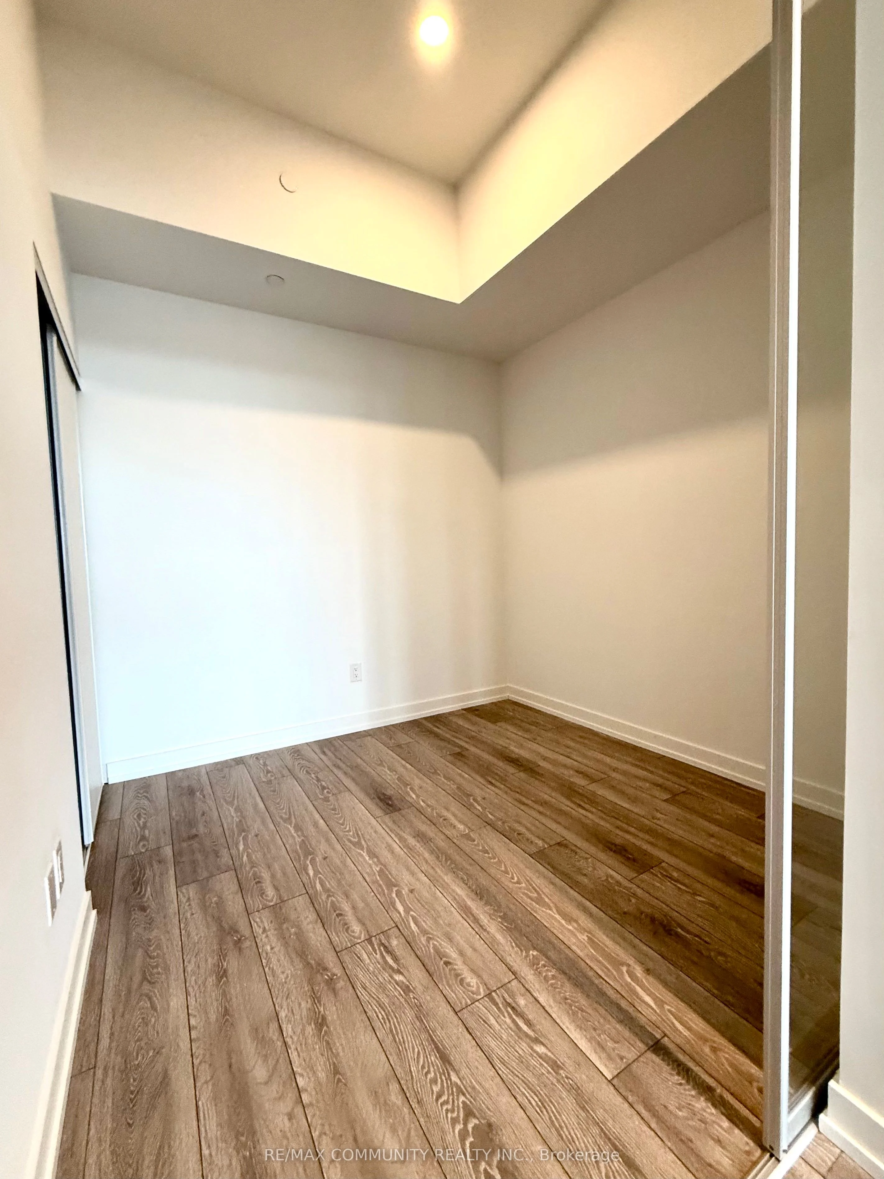 1100 Sheppard Avenue W LPH01, Toronto W05, ON M3A 0G8