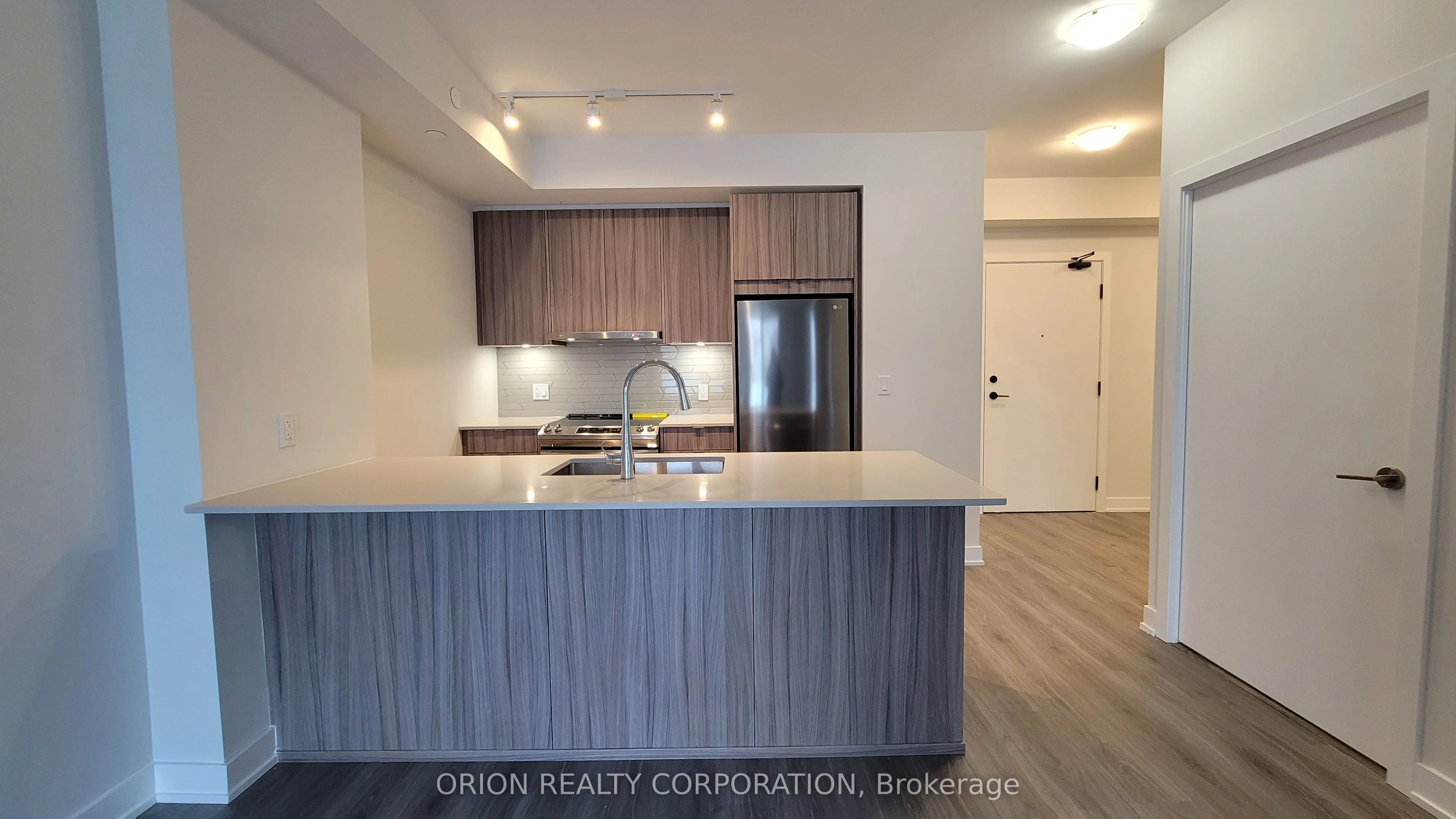 4130 Parkside Village Drive 1402, Mississauga, On L5b 3m8