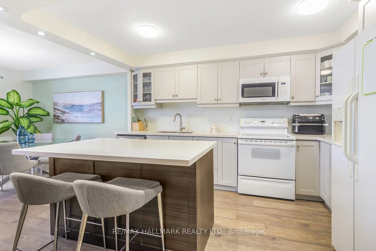 135 Marlee Avenue 703, Toronto W04, ON M6B 4C6