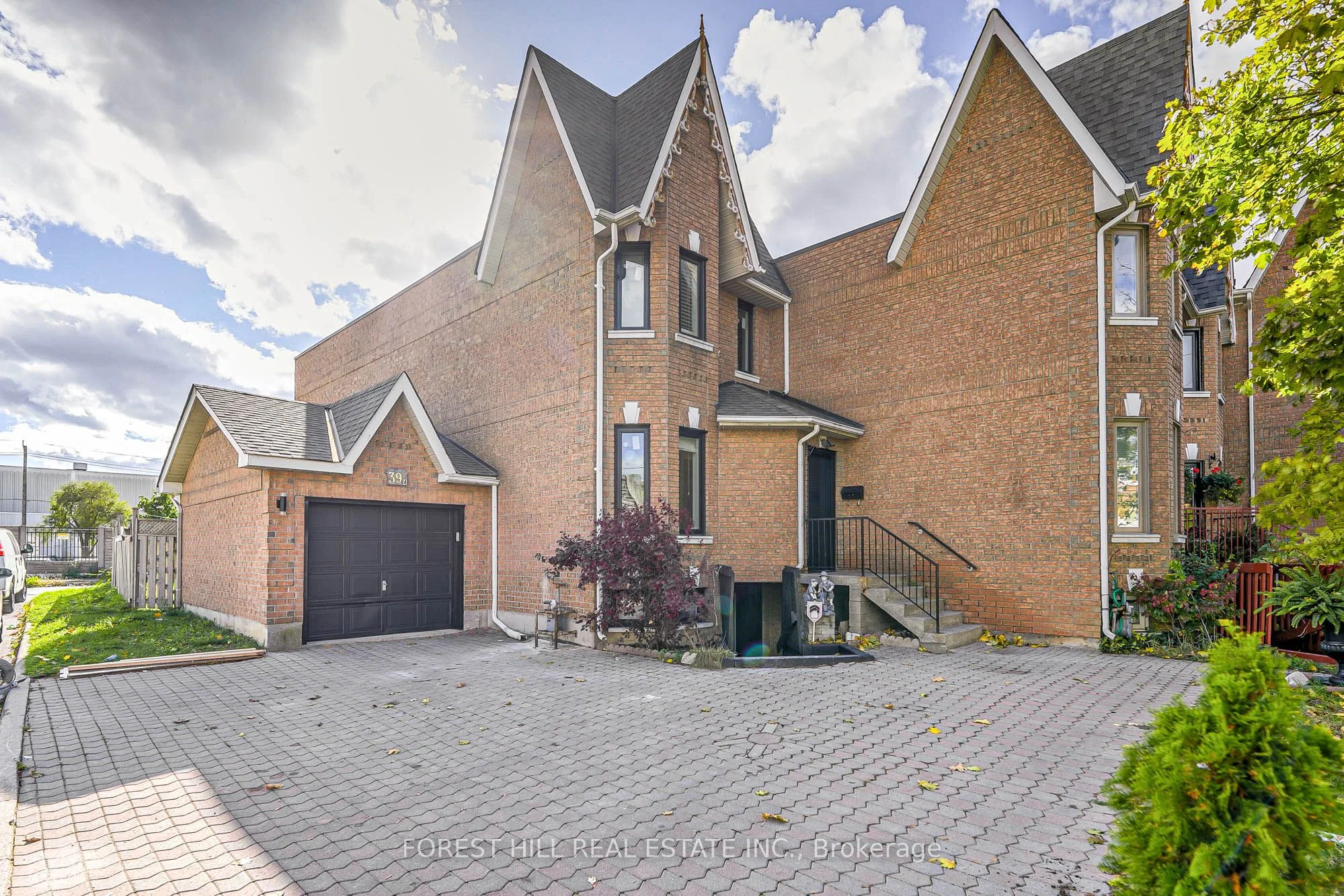 39a Lippincott Street E Main, Toronto W04, On M9n 1b2