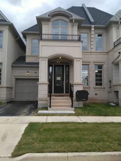 Att/Row/Townhouse in Oakville