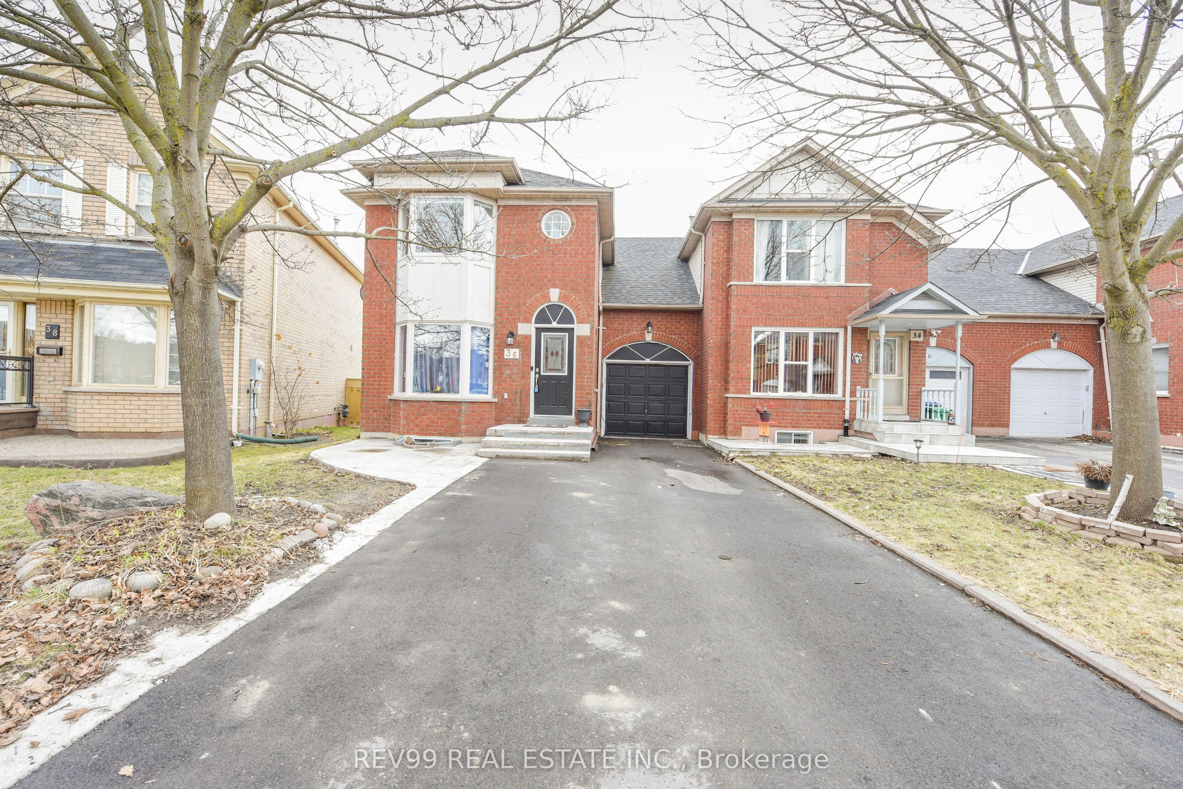 Att/Row/Townhouse in Brampton