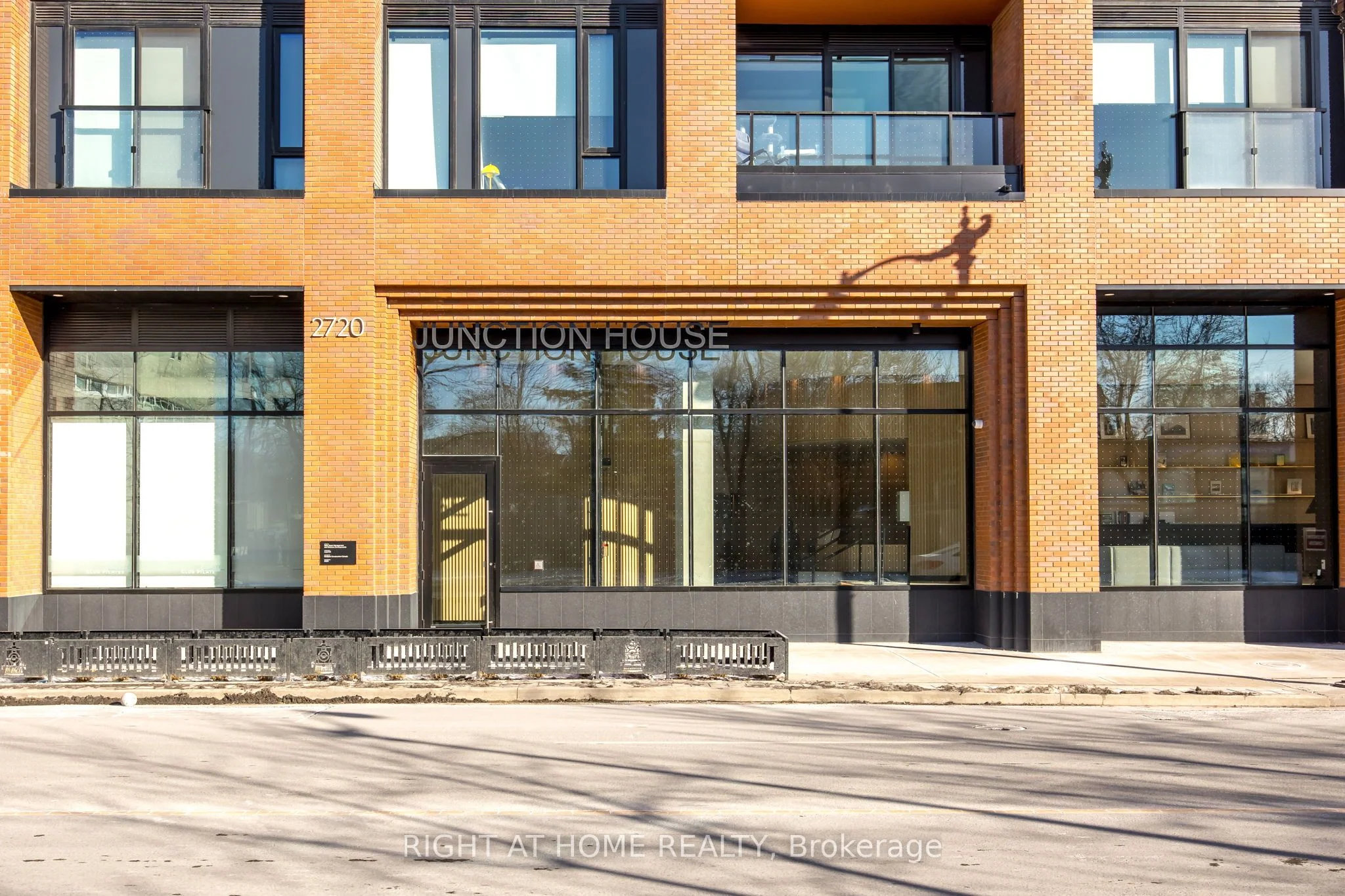 2720 Dundas Street W 314, Toronto W02, On M6p 0c3