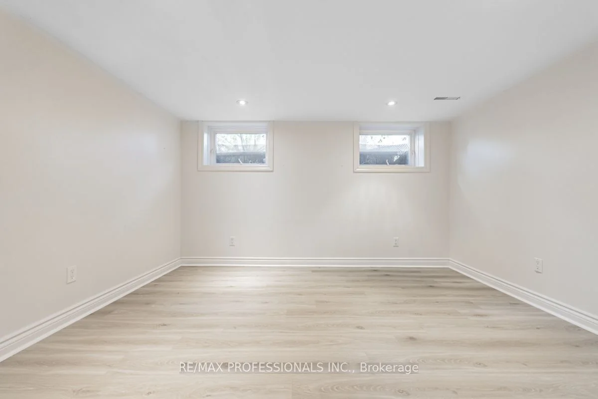 54 Robin Hood Road, Toronto W08, ON M9A 2W8