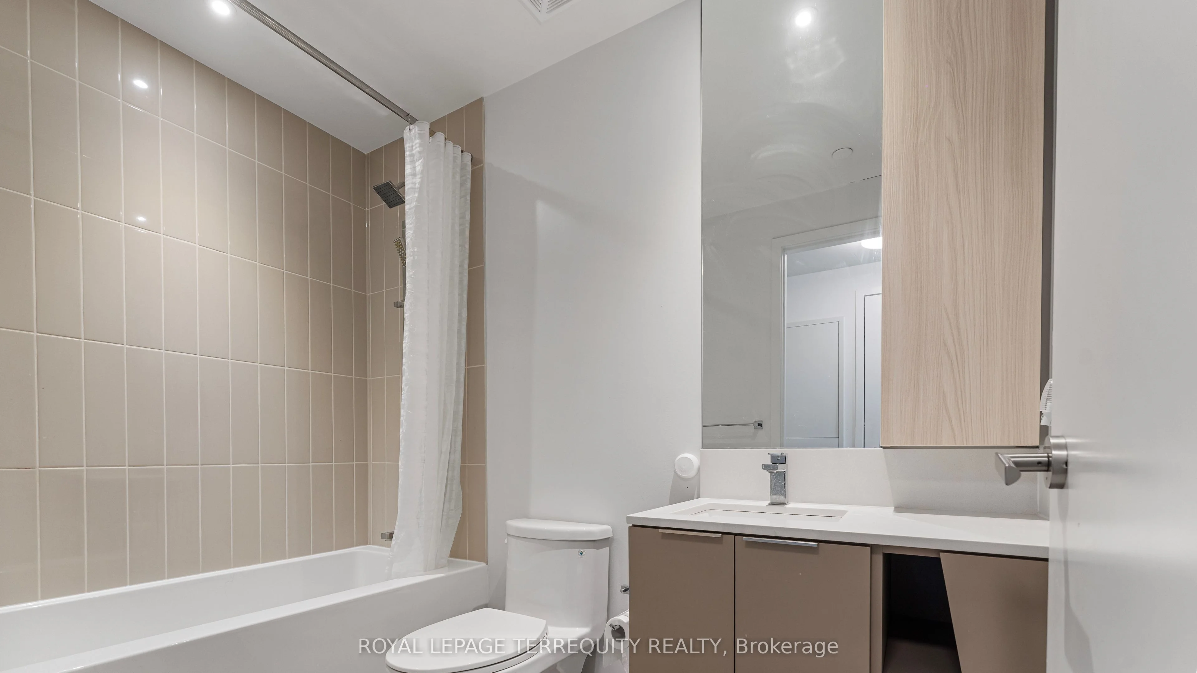 3900 Confederation Parkway 3111, Mississauga, ON L5B 0M3