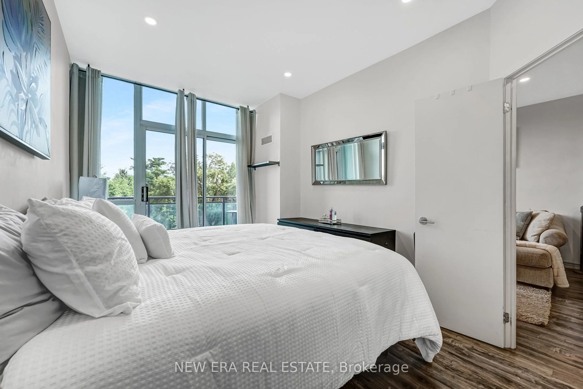 185 Legion Road N 303, Toronto W06, ON M8Y 0A1