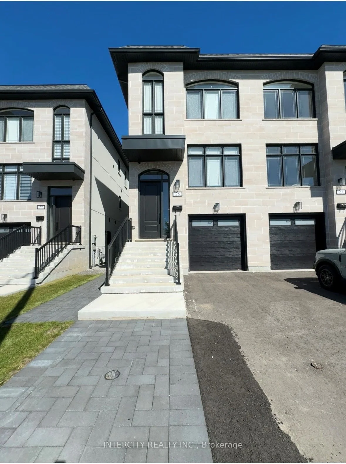25 St Gaspar Court, Toronto W05, On M9l 1k9
