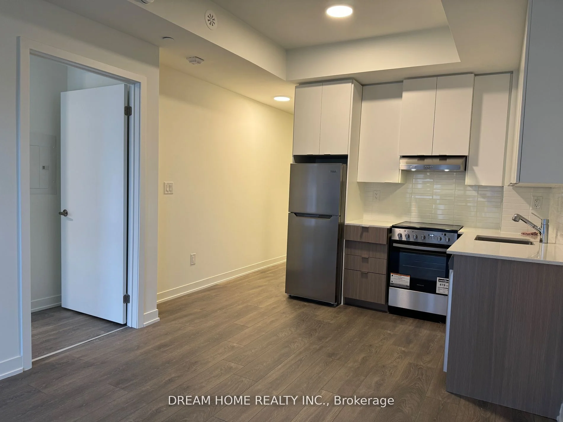 135 Canon Jackson Drive 311, Toronto W04, On M6m 0c3