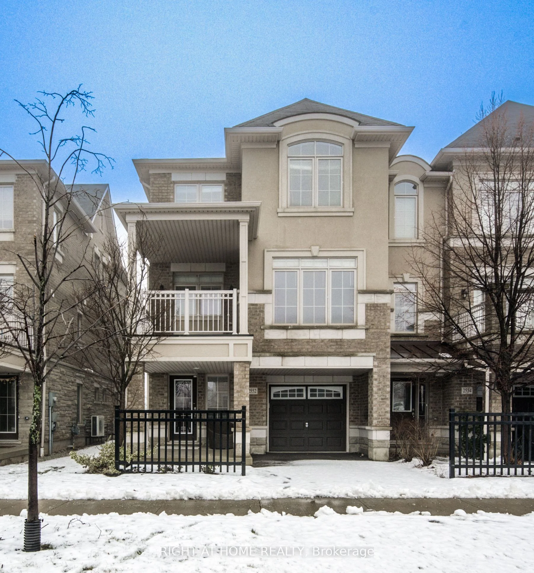Att/Row/Townhouse in Oakville