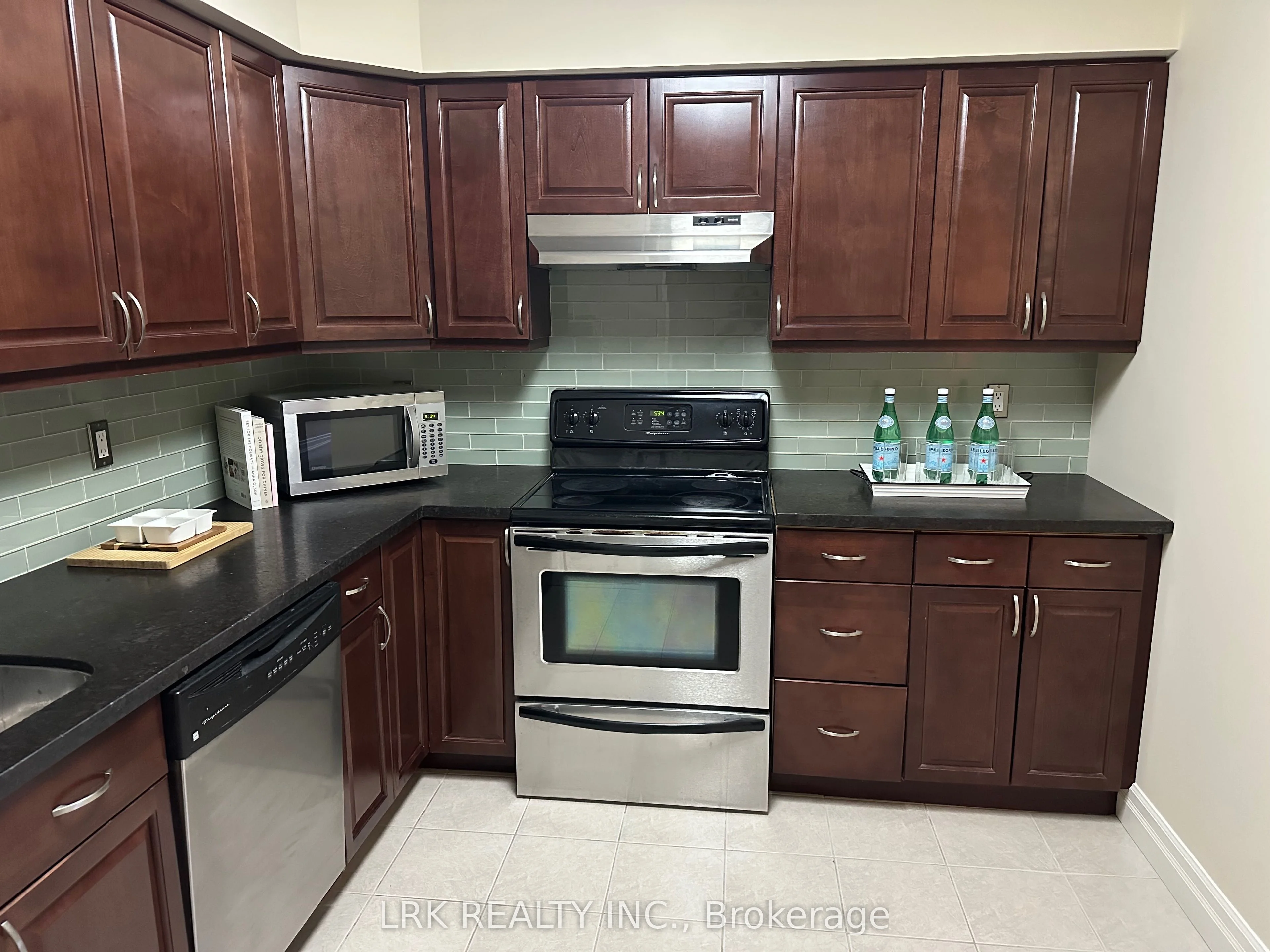 2261 Lake Shore Boulevard W 520, Toronto W06, On M8v 3x1