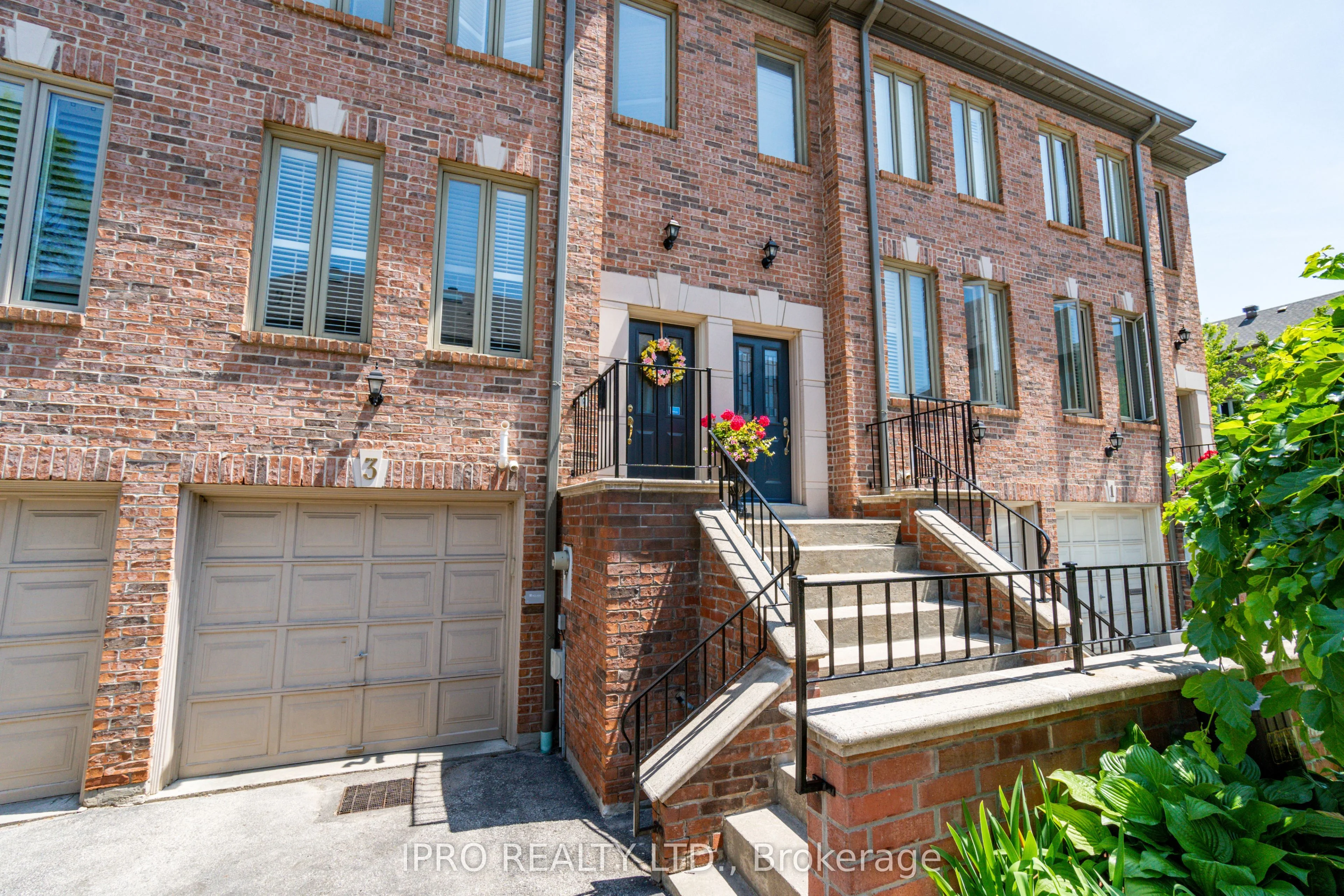 Att/Row/Townhouse in Toronto