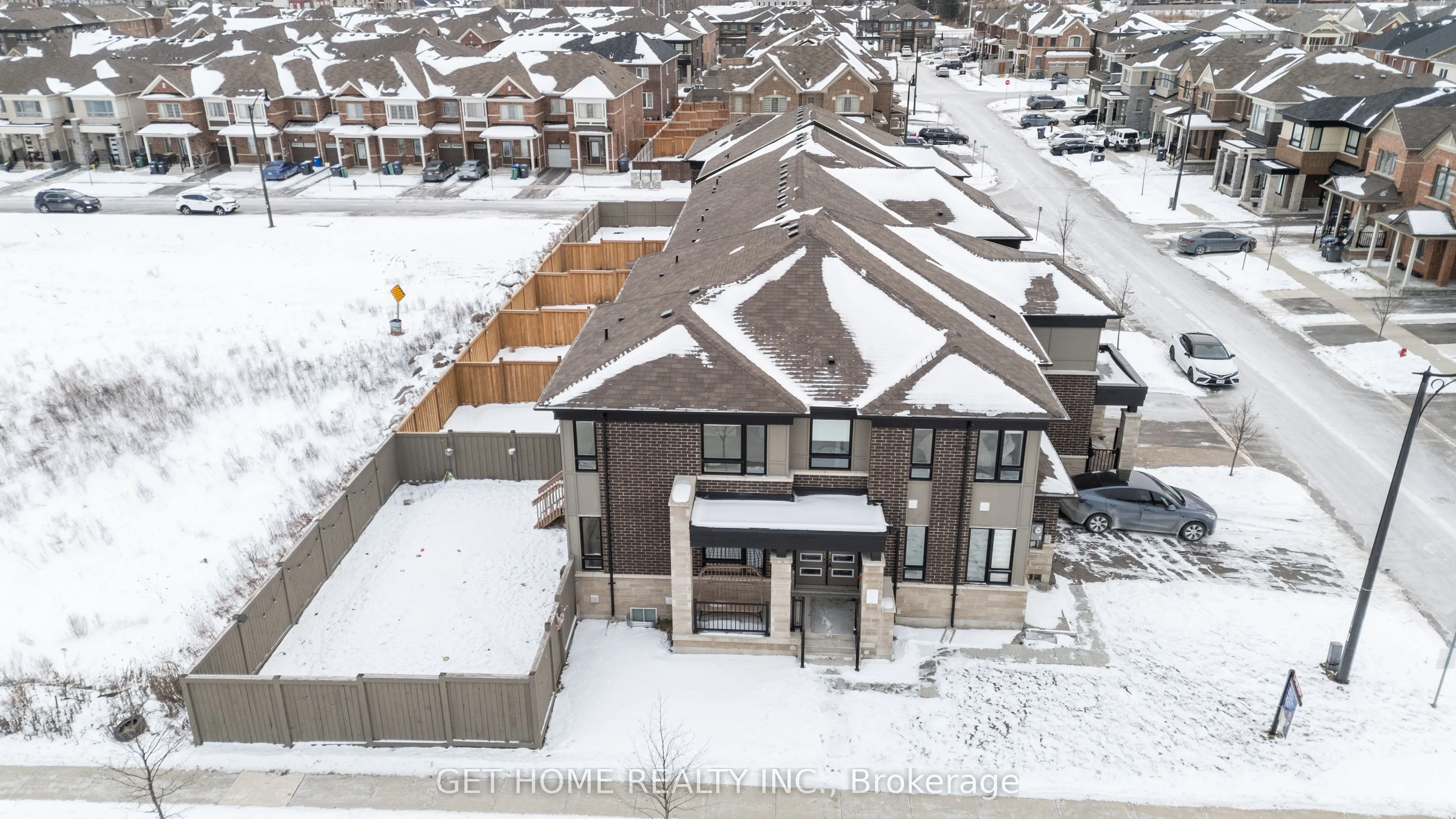 Att/Row/Townhouse in Brampton