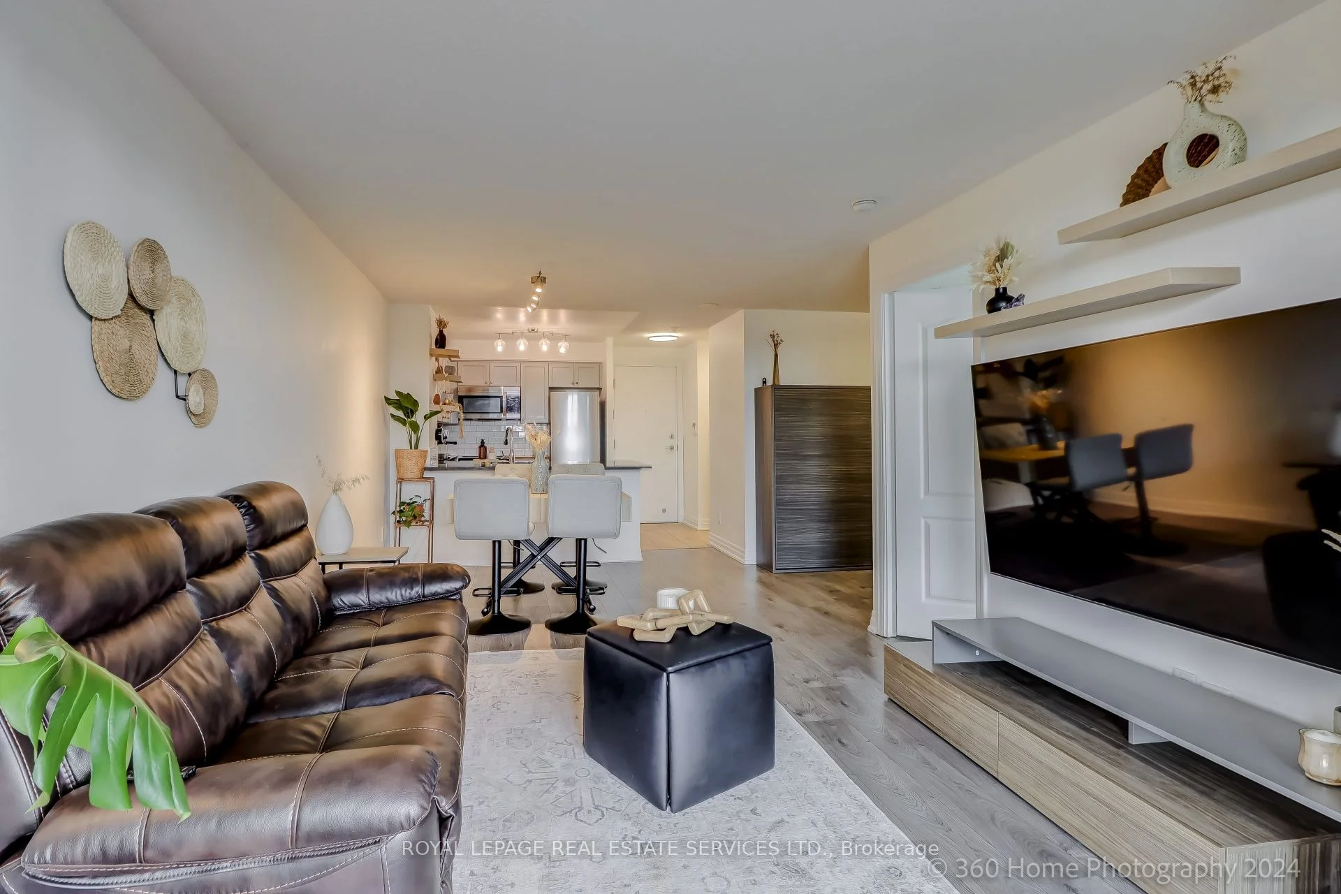 2121 Lake Shore Boulevard W 403, Toronto W06, On M8v 4e9