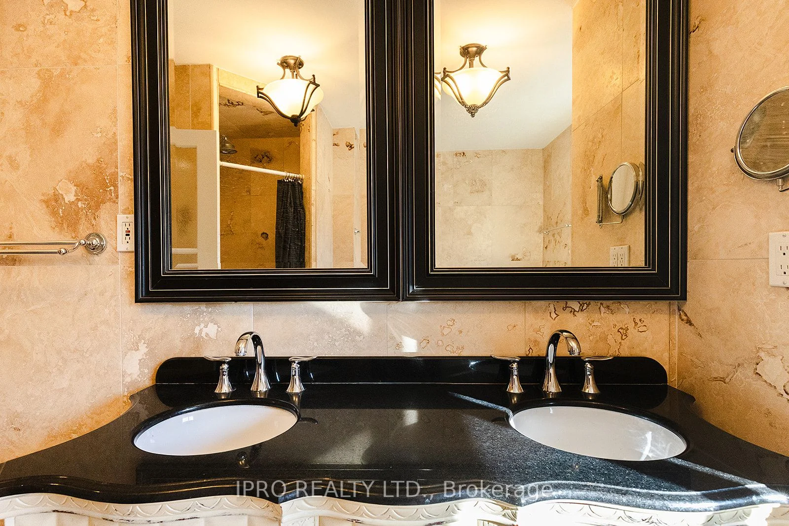 452 Southland Crescent, Oakville, ON L6L 3N8