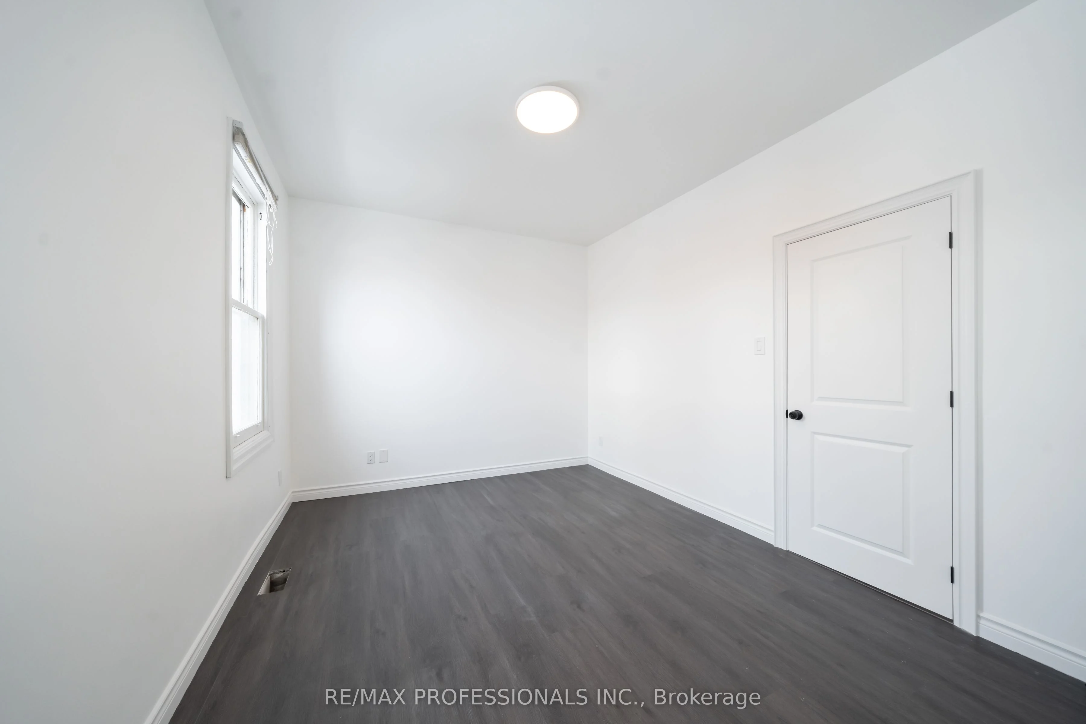 174 Thirtieth Street MAIN, Toronto W06, ON M8W 3C5