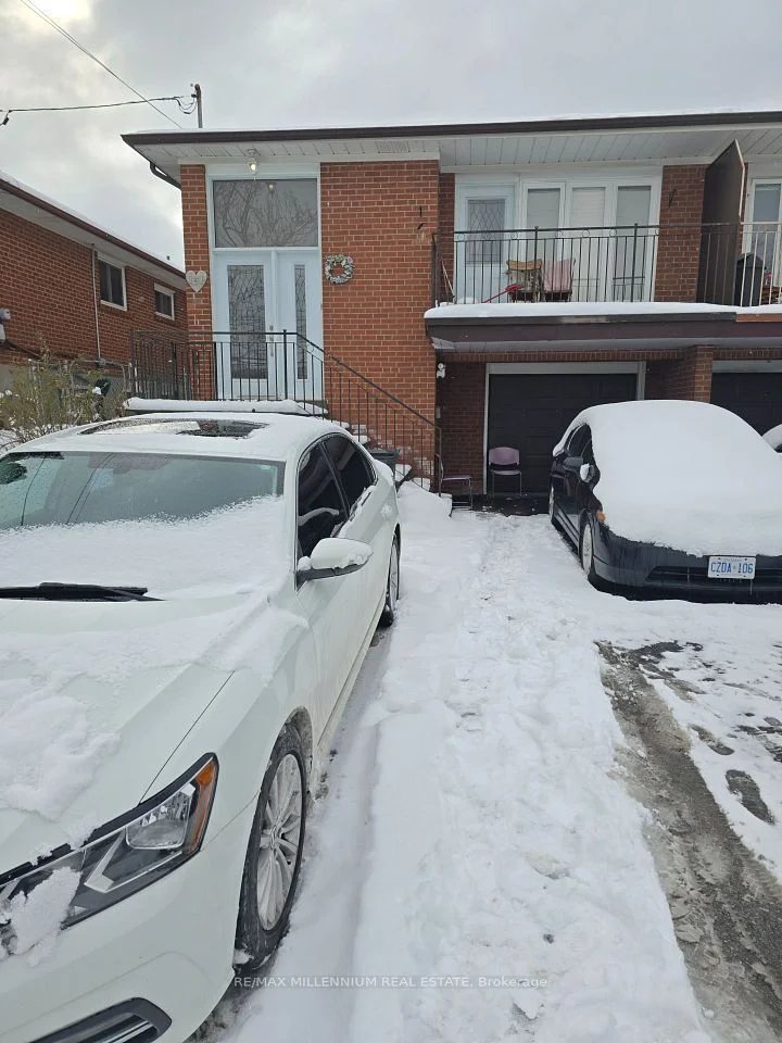 151 Ardwick Street Upper, Toronto W05, ON M9M 1W3