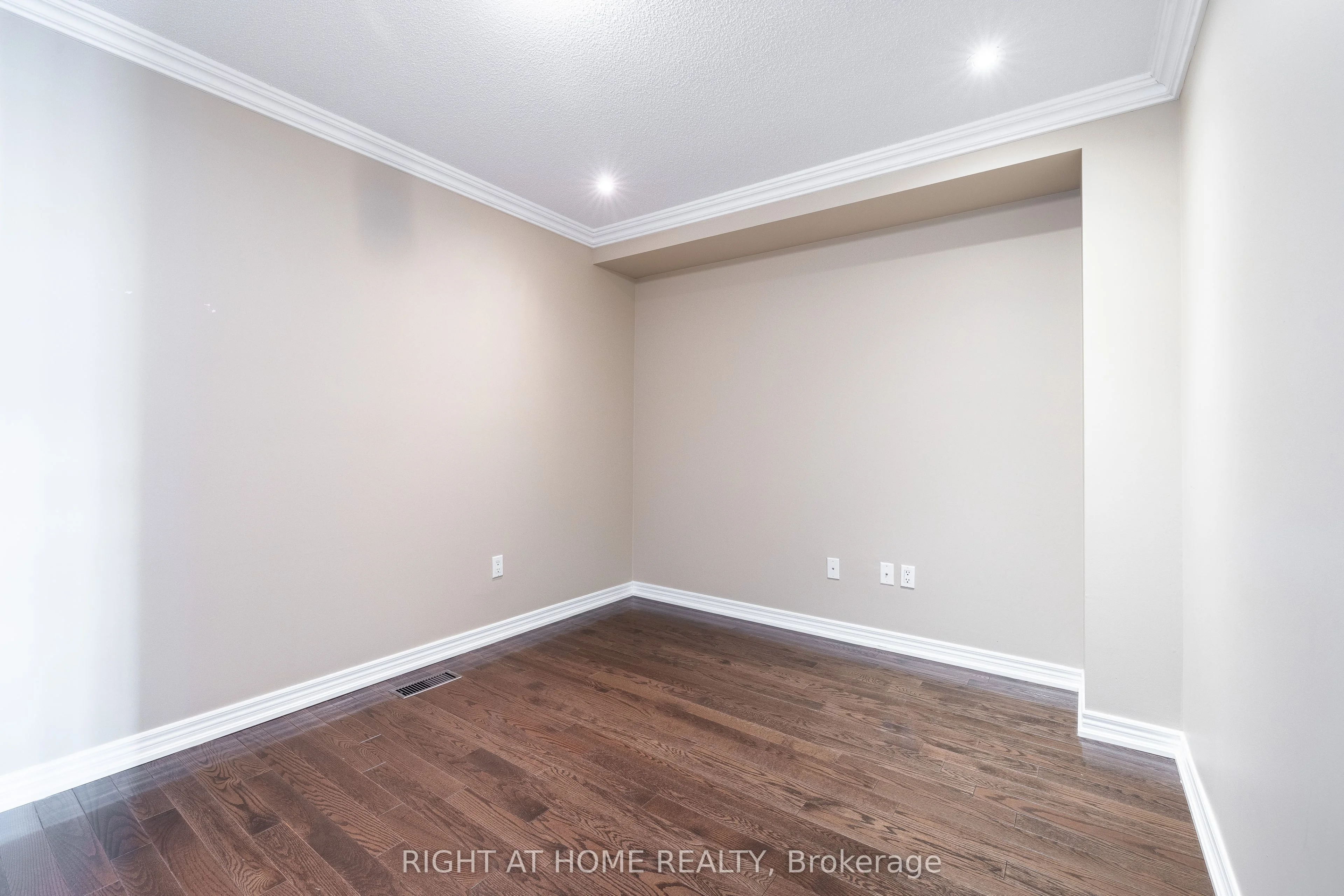 96 Nelson Street S 31, Oakville, ON L6L 3H8