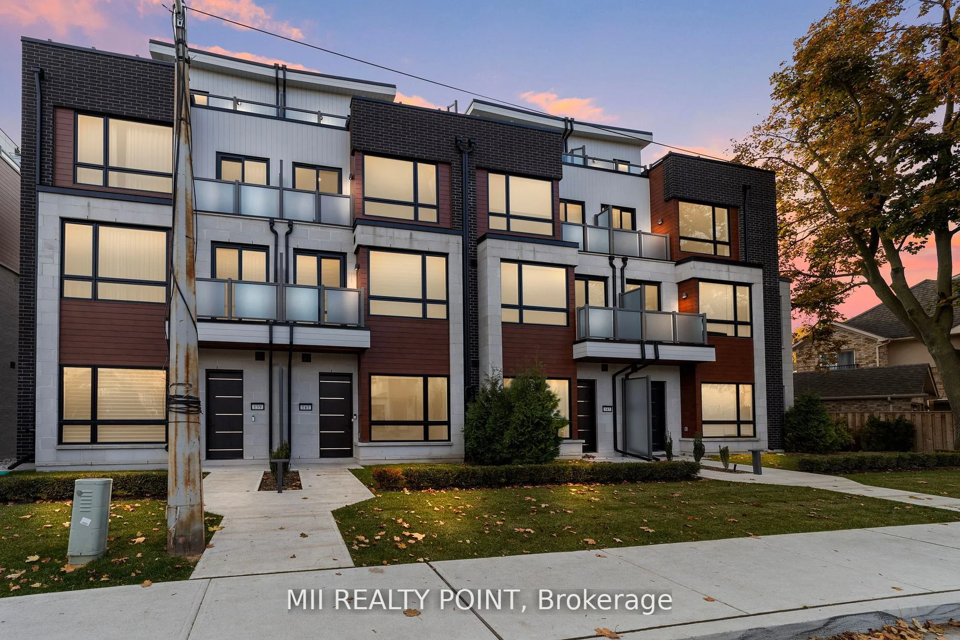 141 High Street W, Mississauga, On M5e 0g1