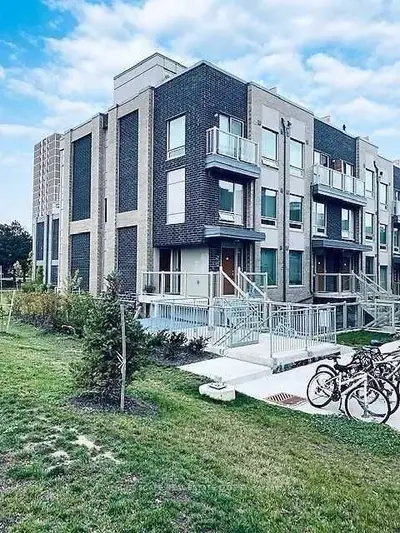 7 Applewood Lane 213, Toronto W08, On M9c 0c1