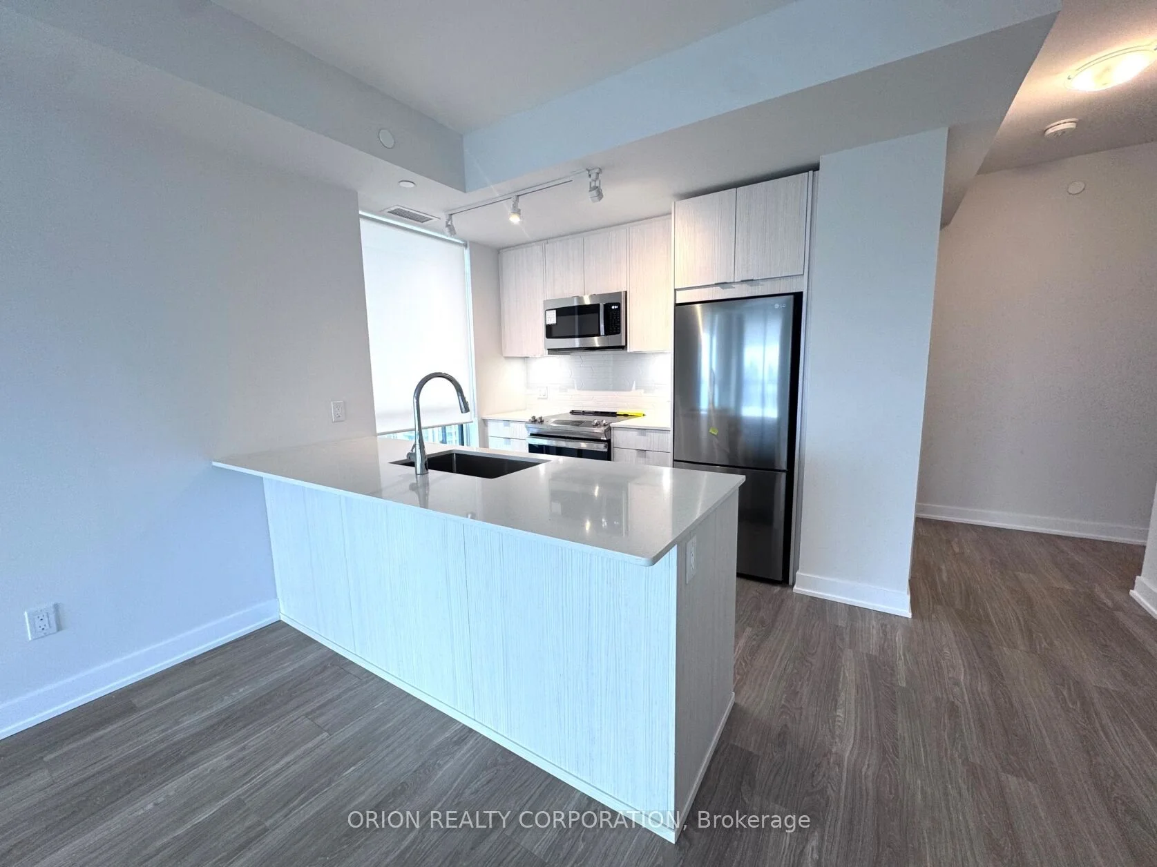4130 Parkside Village Drive 2304, Mississauga, On L5b 3m8