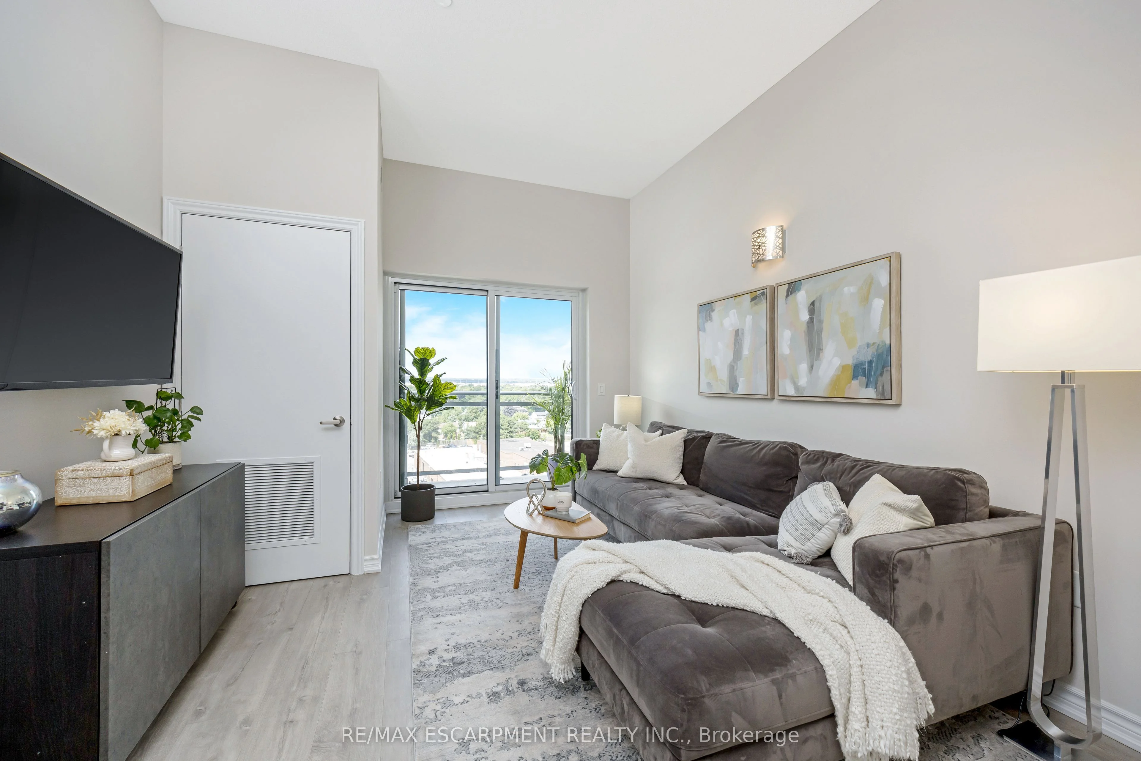 Condo Apartment in Milton