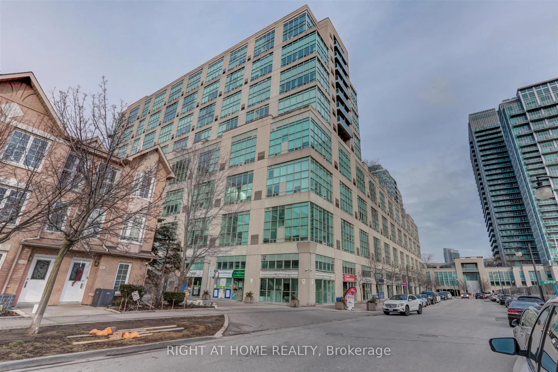 300 Manitoba Street S 411, Toronto W06, On M8y 4g6