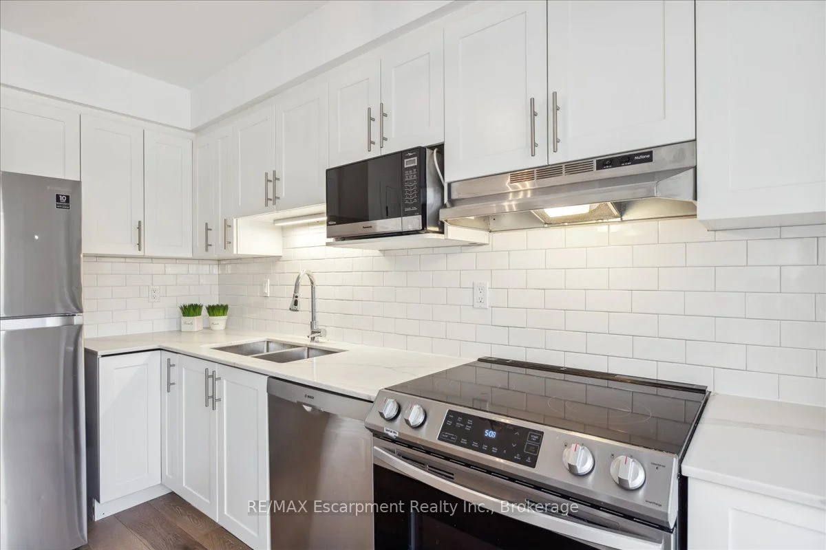 3122 Lakeshore Road W 2, Oakville, ON L6L 1J4