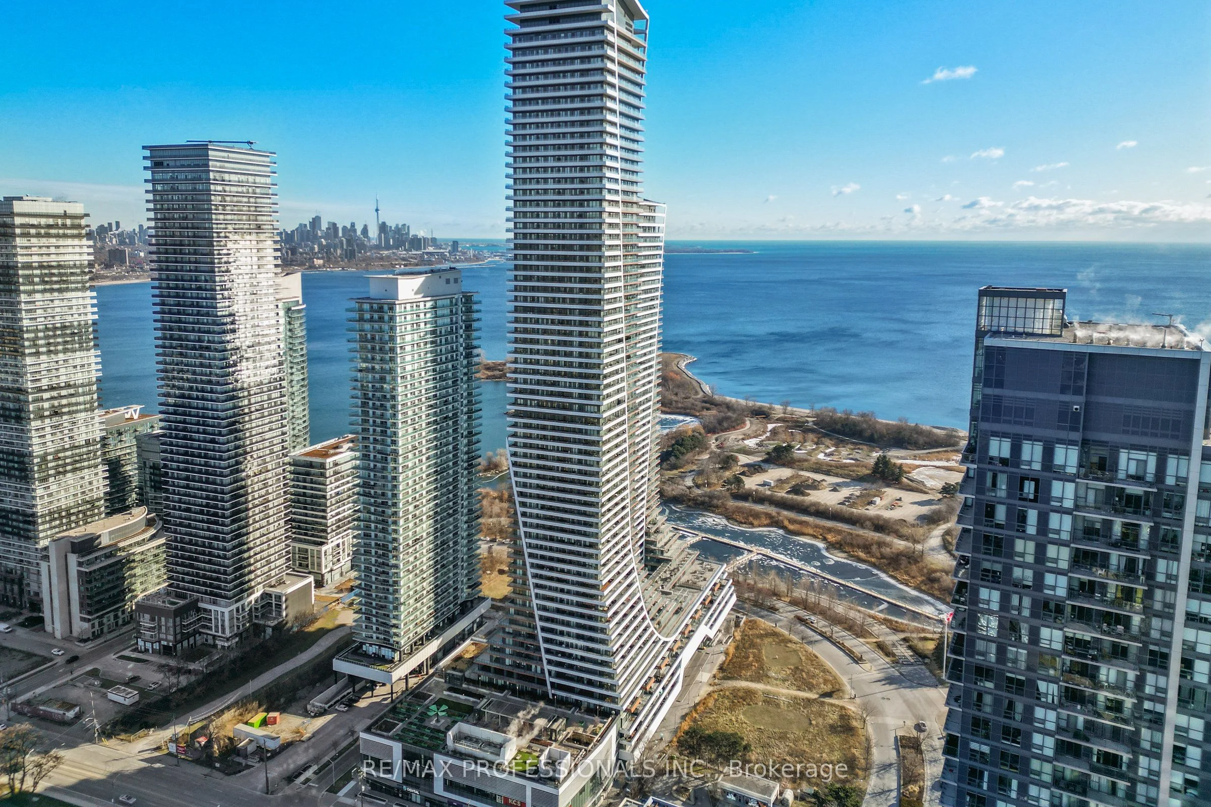30 Shore Breeze Drive 825, Toronto W06, On M8v 0j1