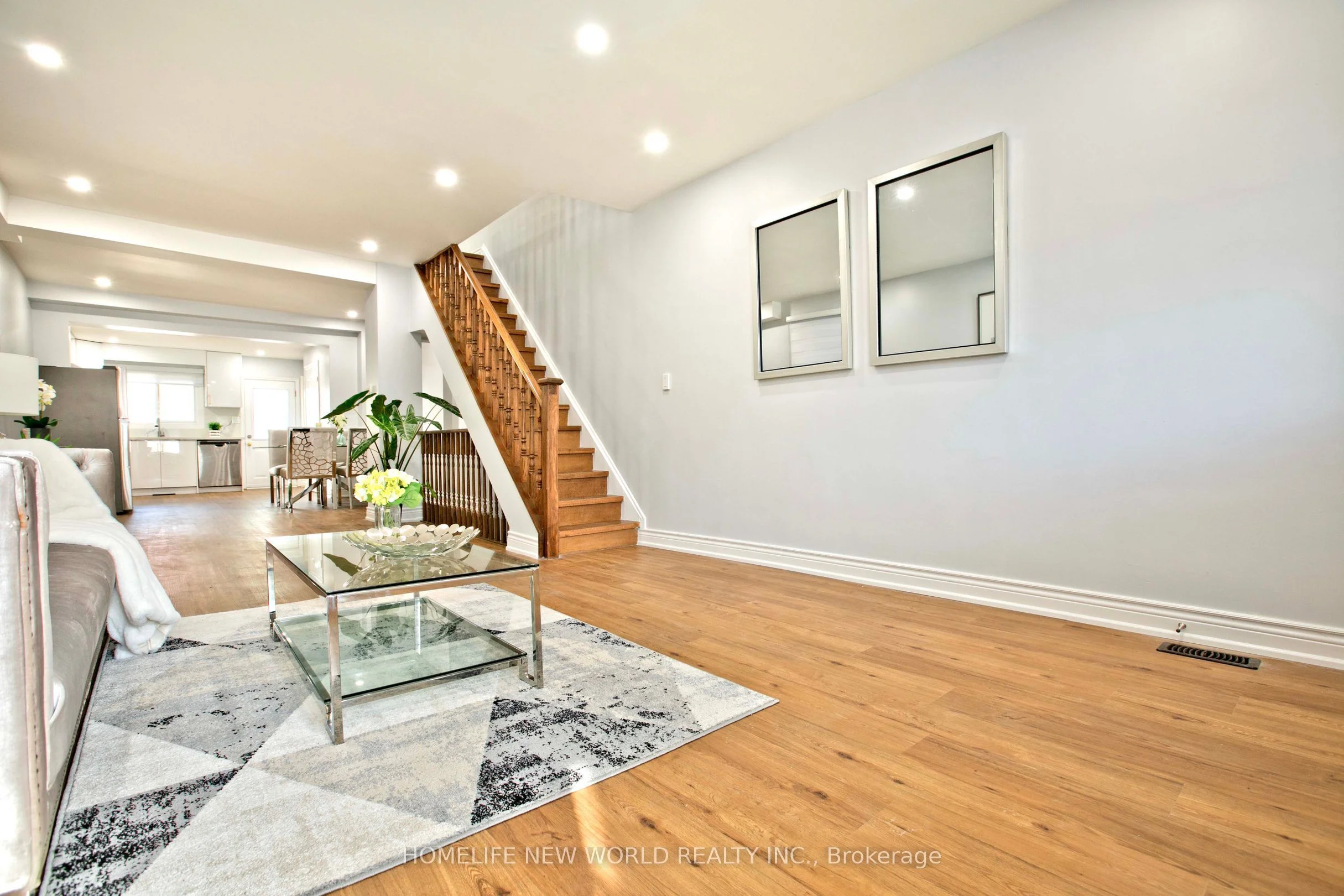 19 Britannia Avenue, Toronto W02, On M6n 3t6