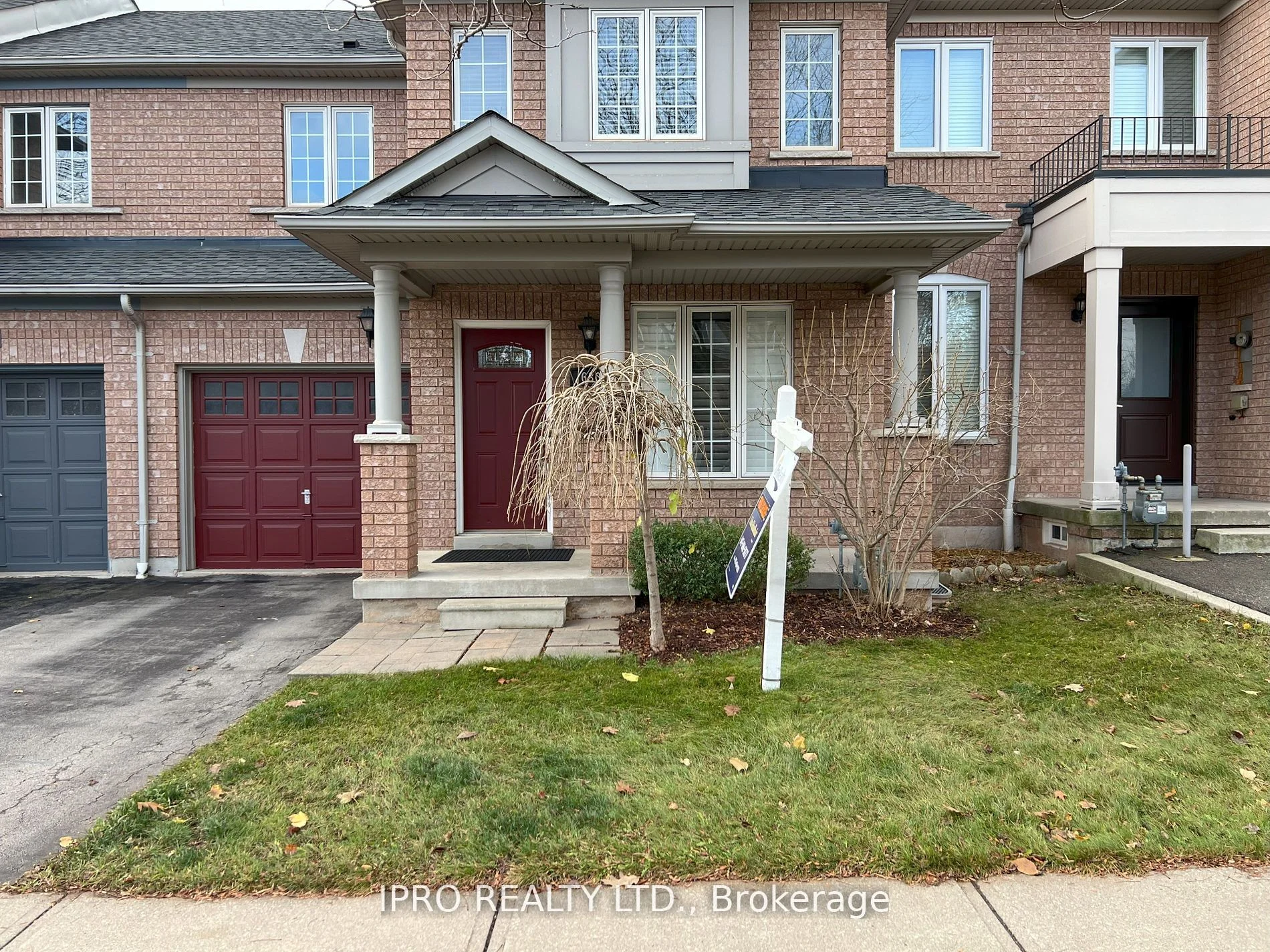 Att/Row/Townhouse in Burlington